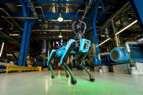 Roboter-Hund arbeitet im Kraftwerk der Stadtwerke mit