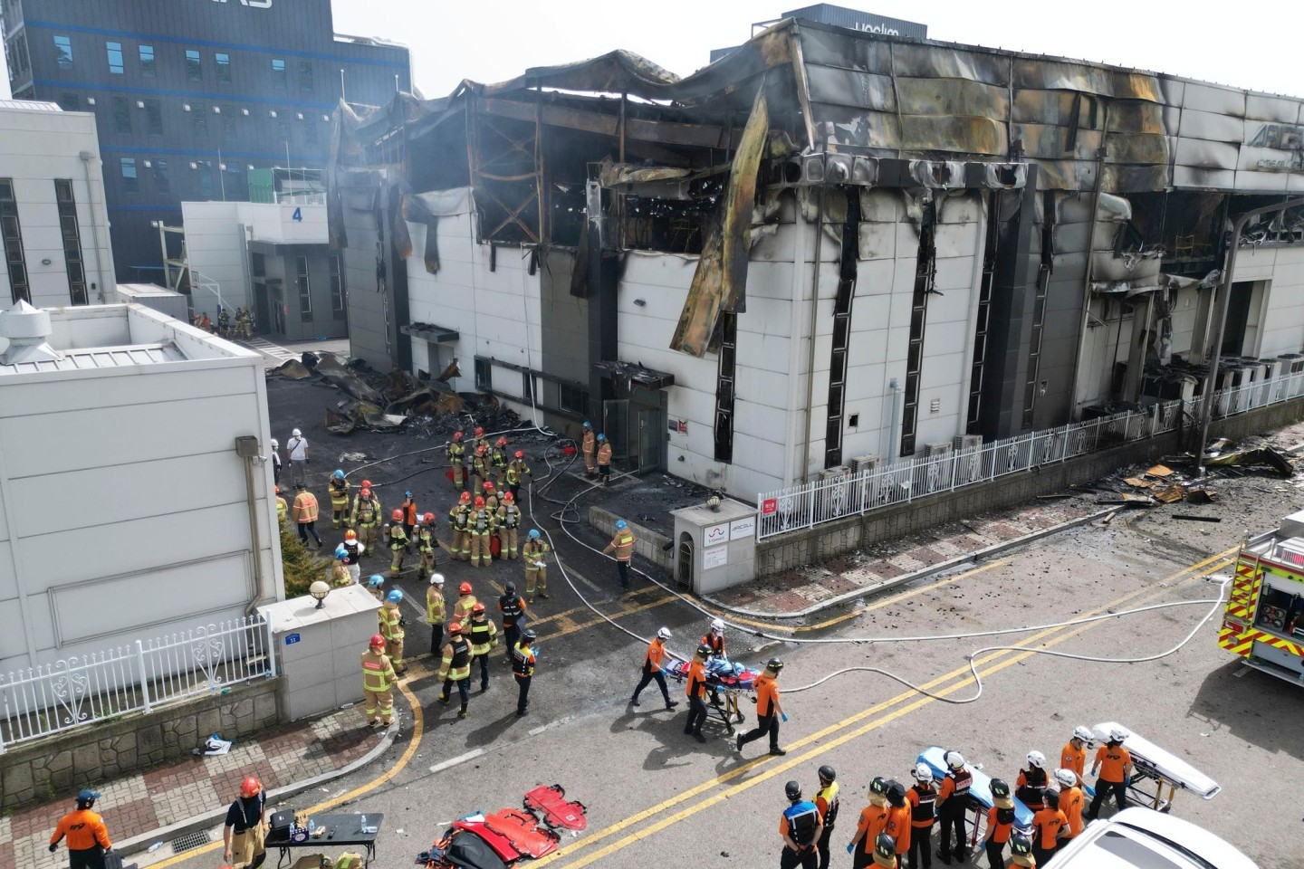 Feuerwehrleute am Ort des Brandes in einer Fabrik für Lithiumbatterien in Südkorea.