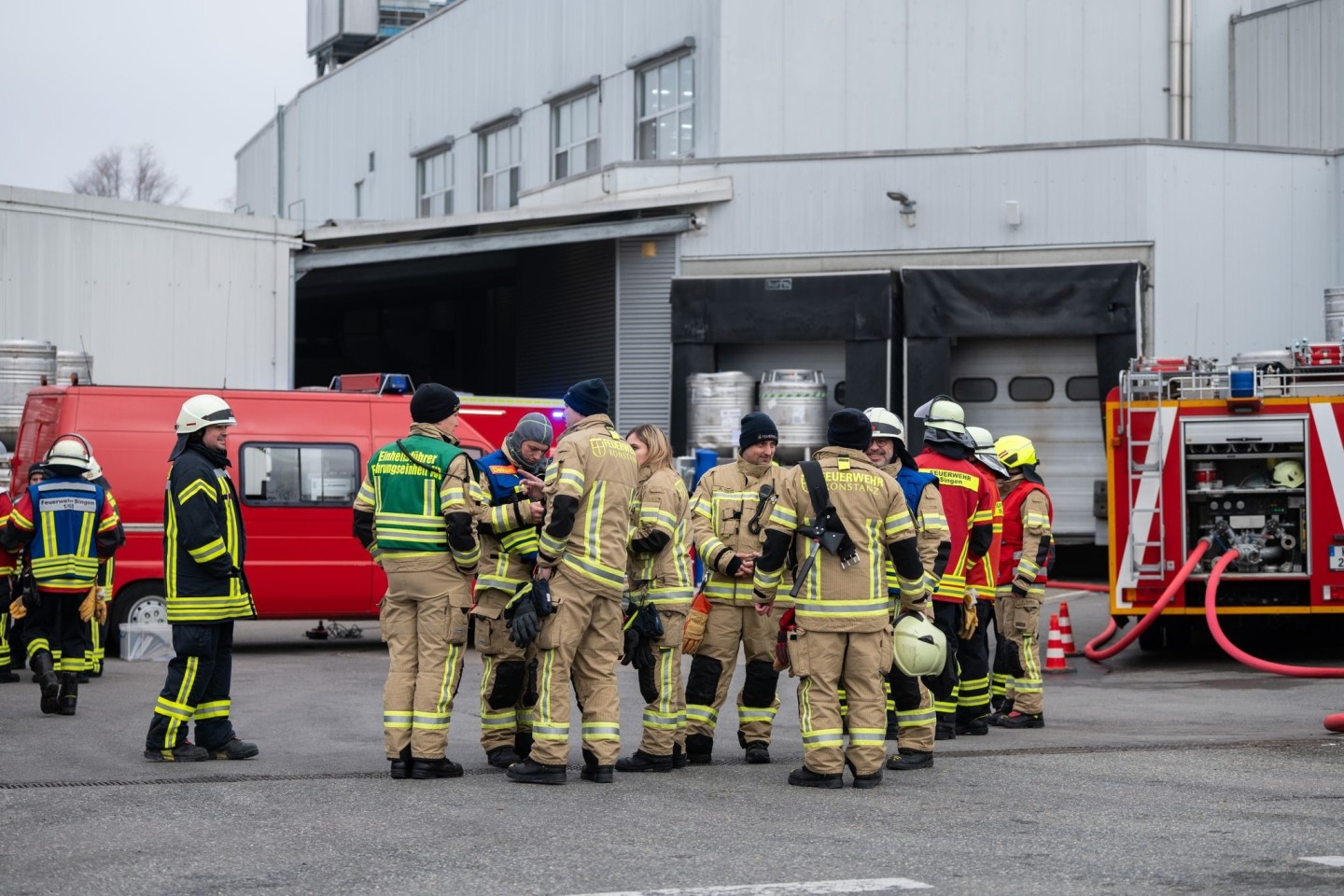 Einsatzkräfte der Feuerwehr auf dem Gelände der Firma in Konstanz.