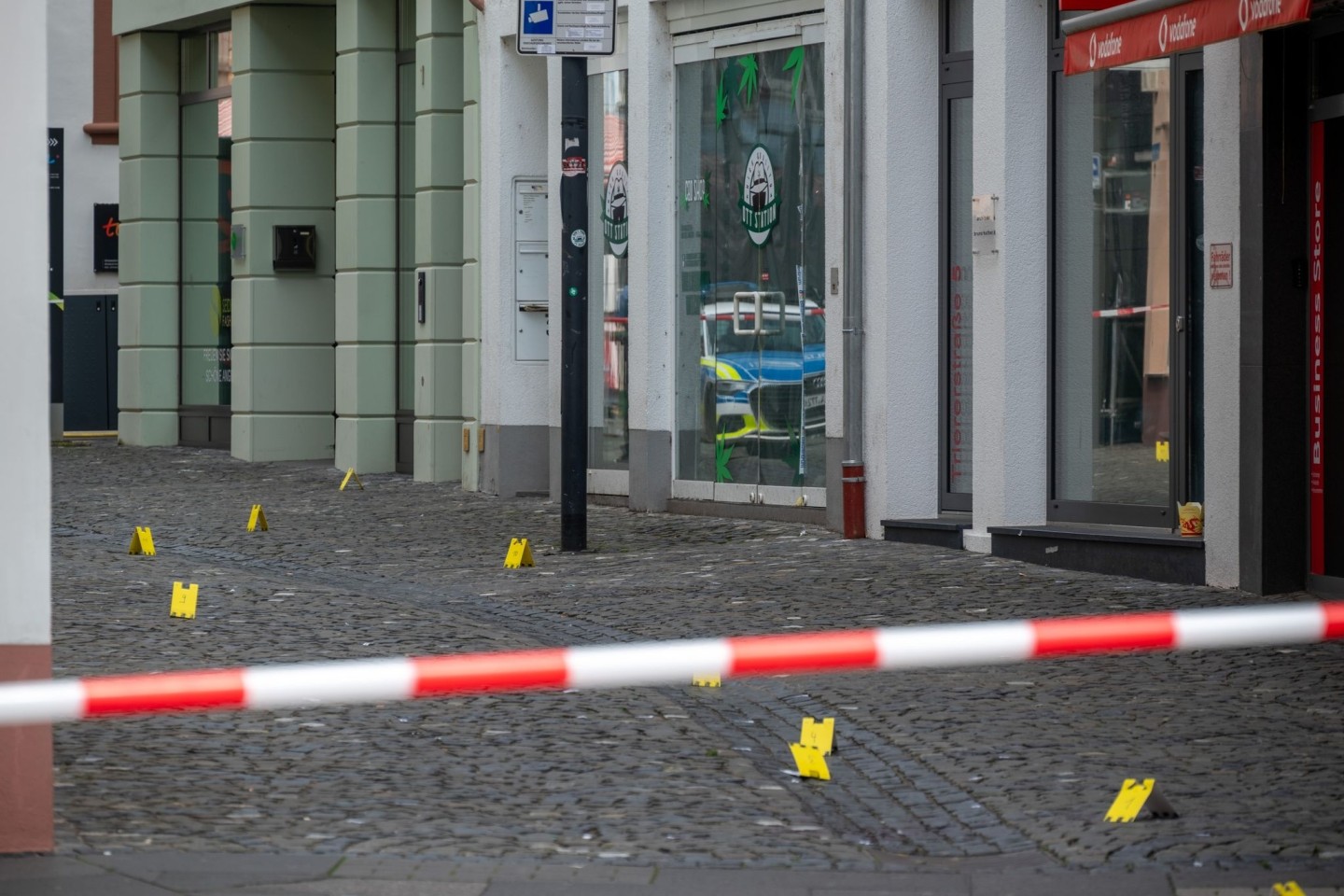 Markierungstafeln der Spurensicherung.