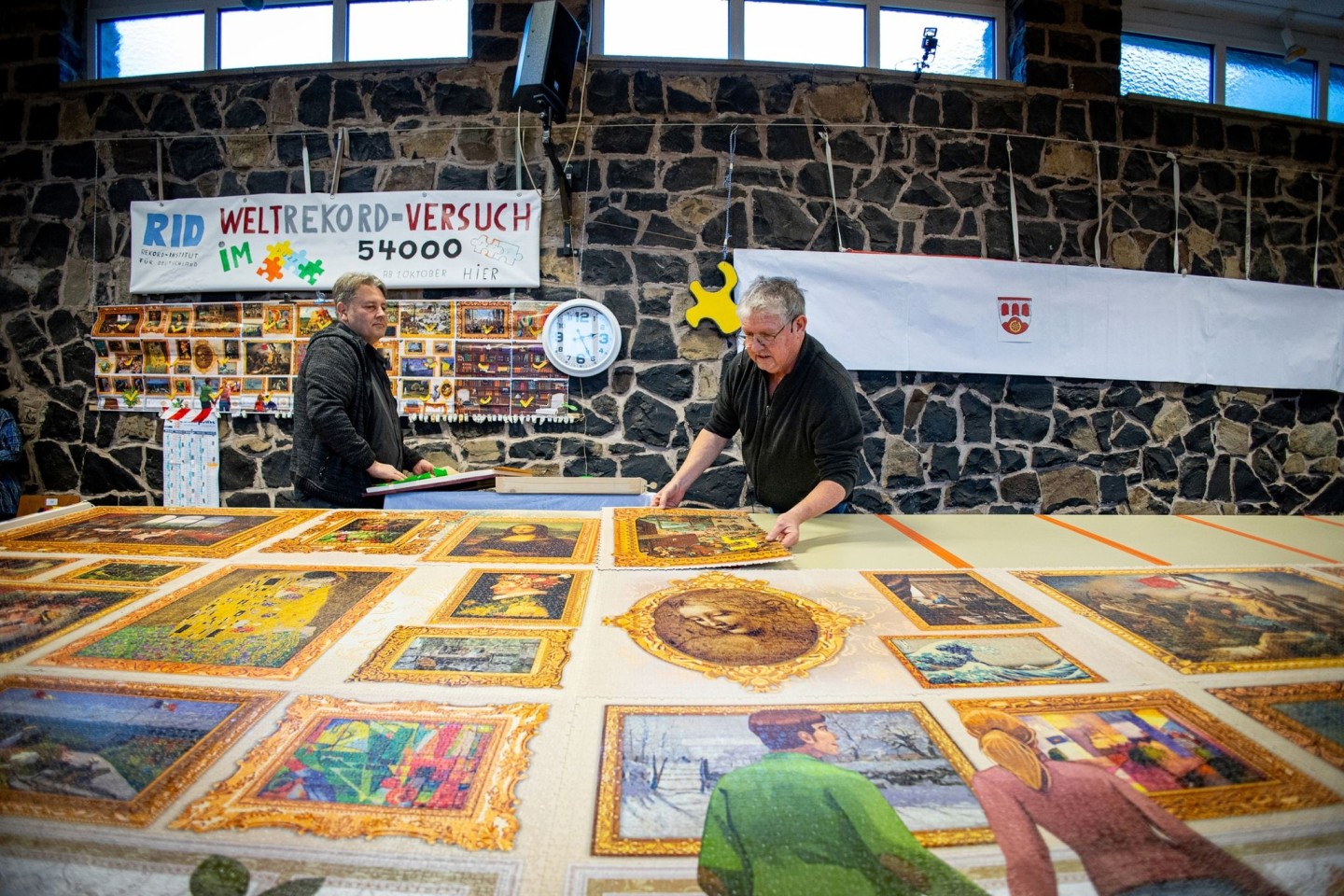 Hans-Josef Schaadt legt letzte Hand an sein Rekord-Puzzle.