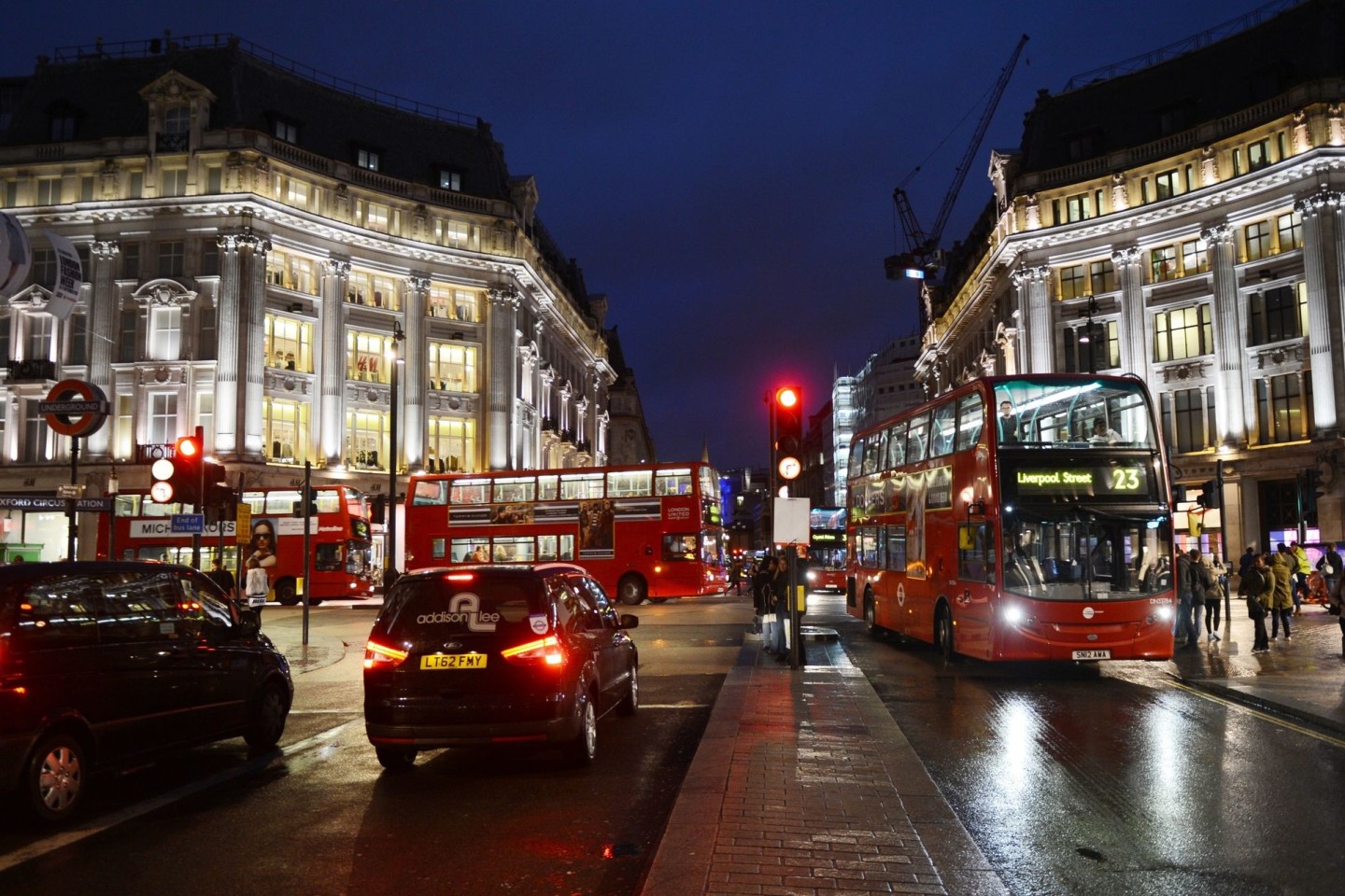 Wer sich den Londoner Verkehr mit dem eigenen Auto antun möchte, muss sich auch mit den geltenden Regeln rund um Umweltzone und City-Maut herumschlagen.