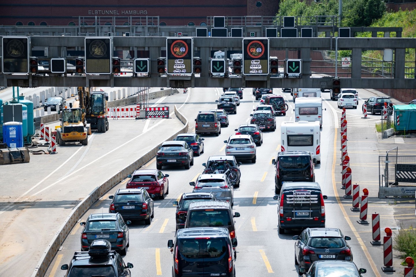 Am Wochenende müssen Reisende laut ADAC unter anderem an den bayerischen Grenzübergängen an A3, A8 und A93 mit Staus rechnen.