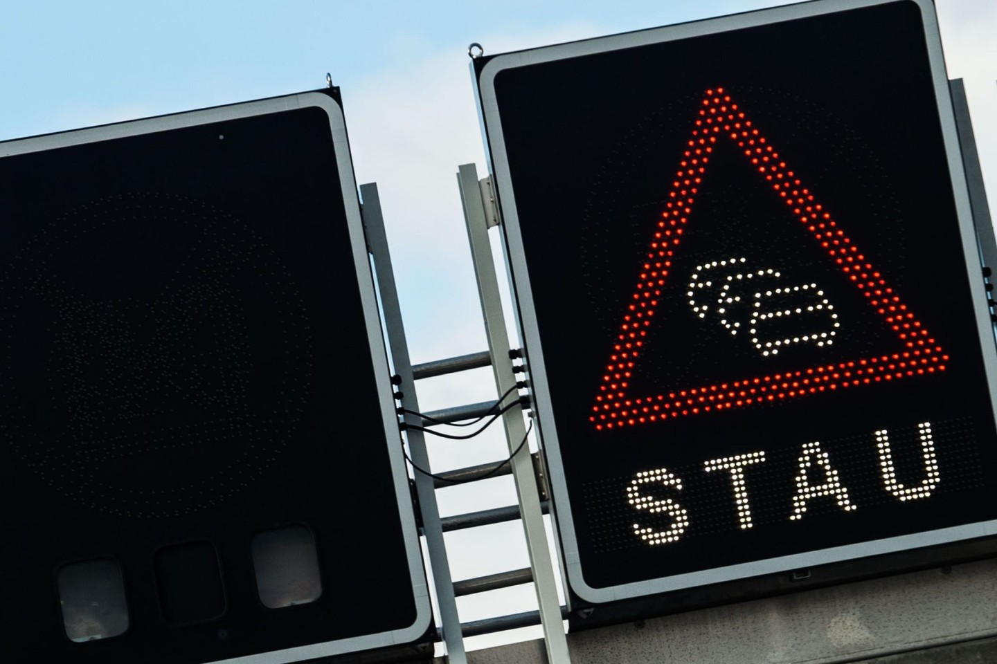 In einigen Bundesländern neigen sich die Sommerferien dem Ende zu - der ADAC erwartet ein staureiches Wochenende. (Symbolbild)