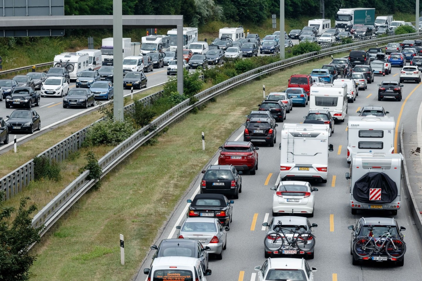 Der ADAC erwartet für das kommende Wochenende lange Staus. (Symbolbild)