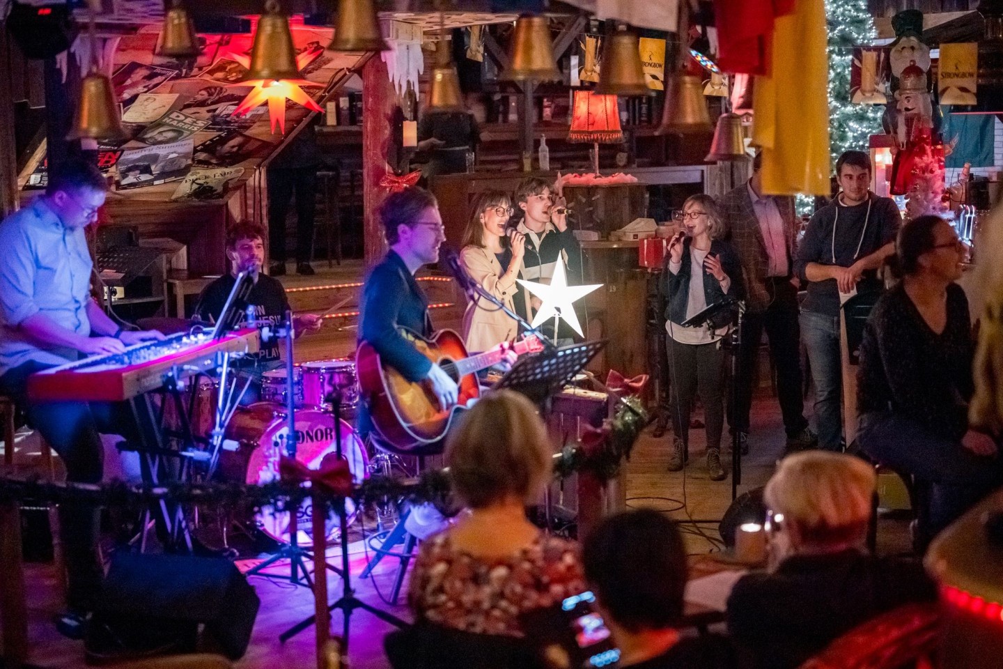 Die Band der Freien Christengemeinde Bayreuth e.V. begleitet den Gottesdienst im Irish Pub in Bayreuth.