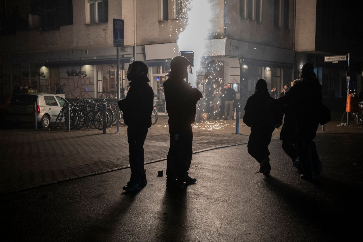 Einsatzkräfte der Polizei stehen unweit vom Kottbuser Damm.