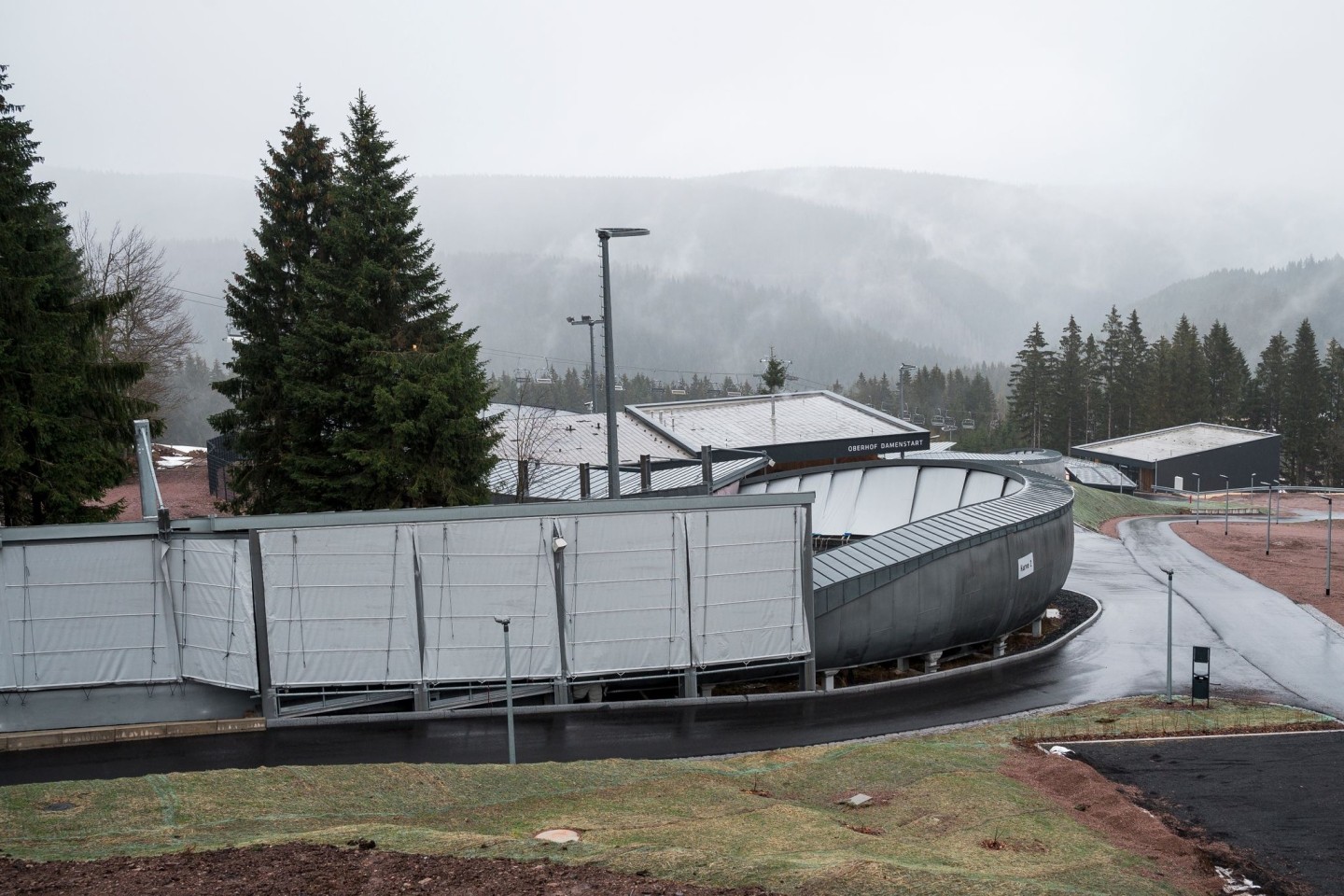 Blick auf die Anlagen der Bob- und Rennrodelbahn. Bei einem schweren Unfall auf der Oberhofer Bob- und Rennrodelbahn ist am 23. Februar 2023 ein Mensch ums Leben gekommen. Eine weitere Perso...