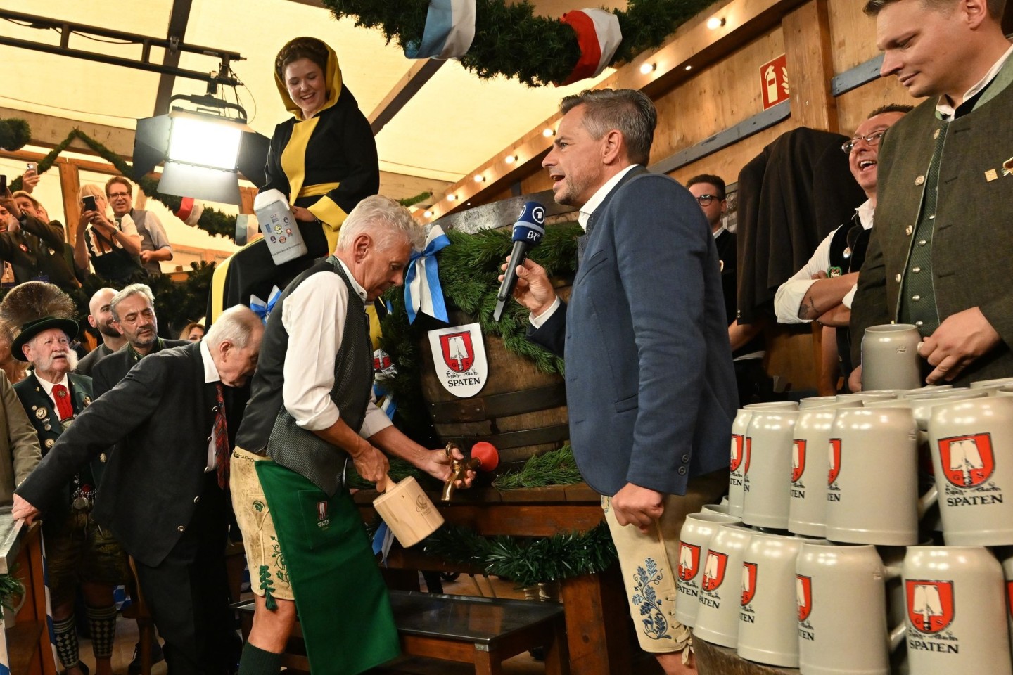 Helmut Huber ist beim Anzapfen ganz nah beim Oberbürgermeister.