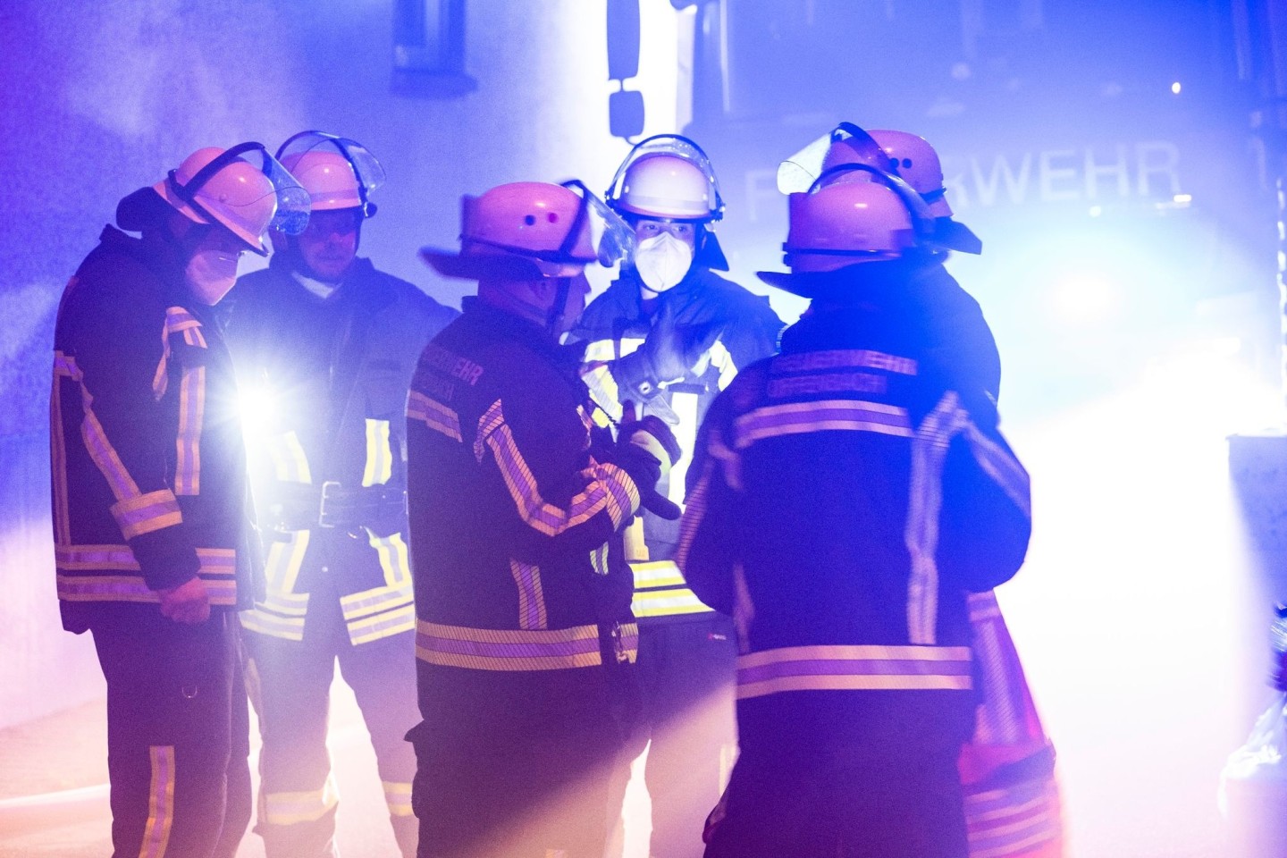 Die Einsatzkräfte sind mit einem Großaufgebot vor Ort.