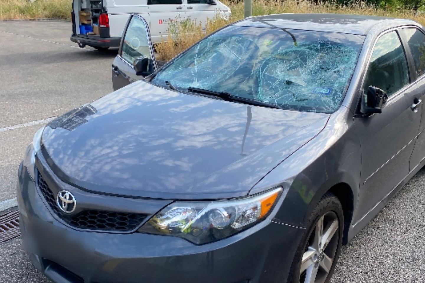 Auto mit beschädigter Frontscheibe: Die Fahrerin war von der Straße abgekommen und in eine Gruppe von etwa 20 Menschen gefahren.