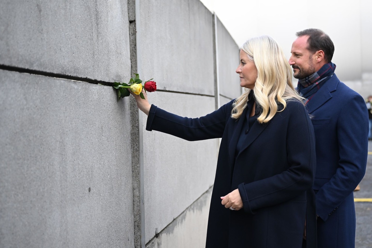 Norwegens Kronprinz Haakon und Kronprinzessin Mette-Marit nehmen in Berlin an der Zentralen Gedenkveranstaltung des 34. Jahrestags des Mauerfalls teil.