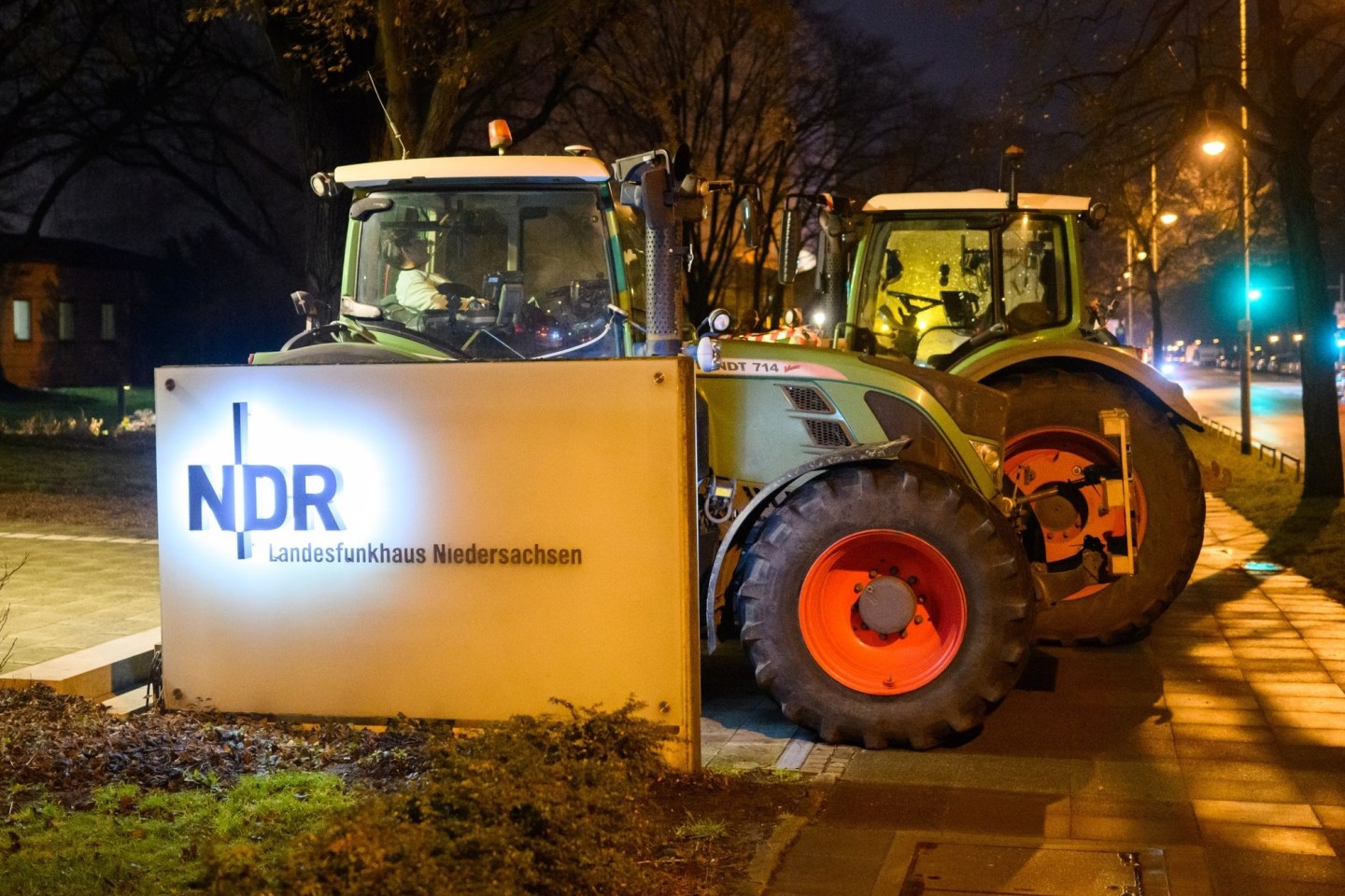 Trecker blockieren das Landesfunkhaus Niedersachsen des Norddeutschen Rundfunks.