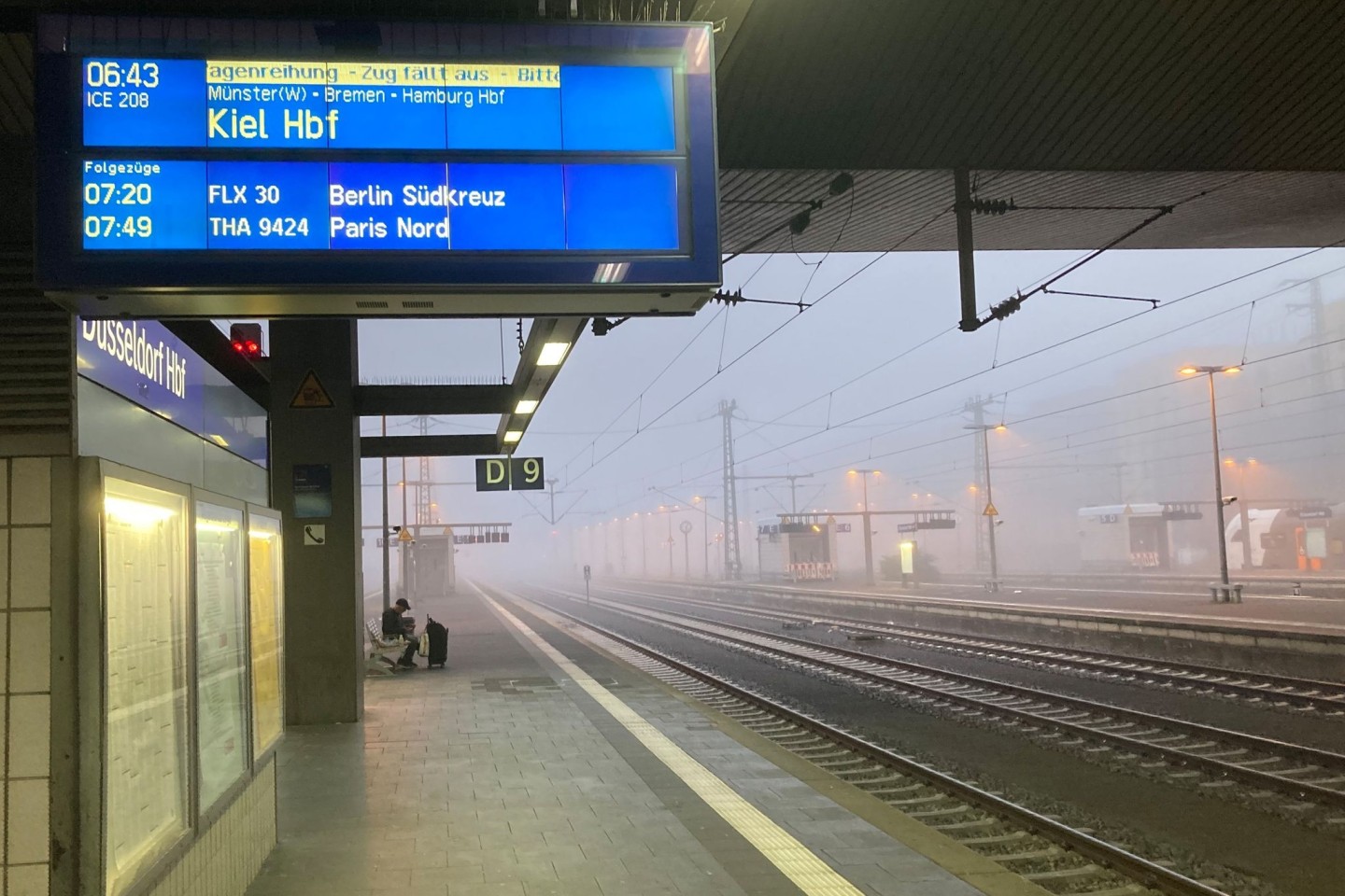 Von einem Bahnsteig des Düsseldorfer Hauptbahnhofs ist ein Betrunkener beim Urinieren vor einen Regionalzug gefallen (Archivbild).