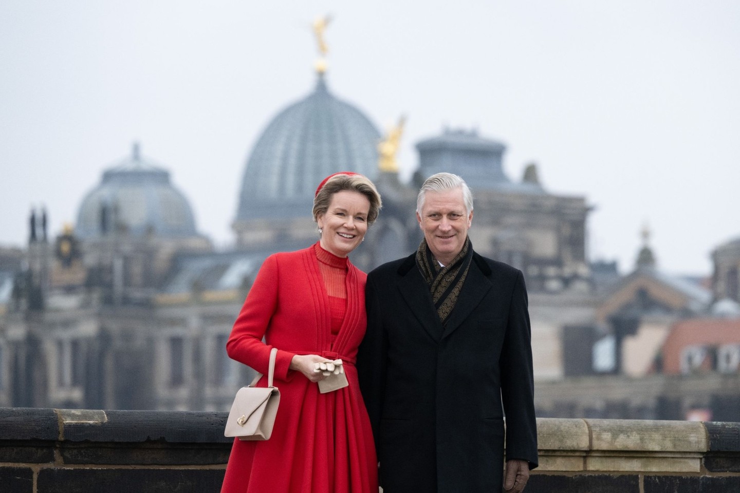 Königin Mathilde und König Philippe auf der Augustusbrücke in Dresden vor der Kuppel der Kunstakademie.