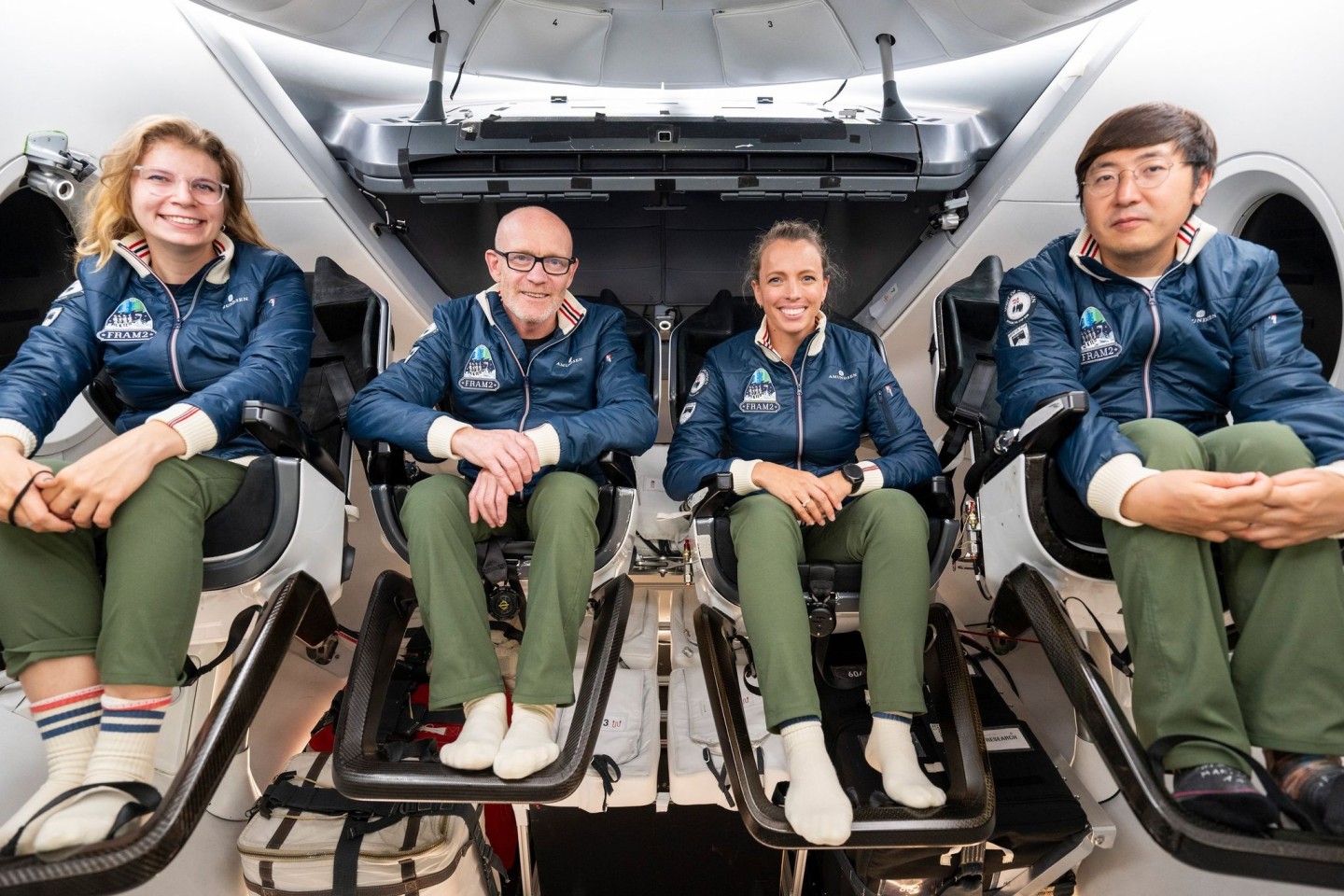 Rabea Rogge (l-r), Eric Philips, Jannicke Mikkelsen und Chun Wang wollen mit so eine «Dragon»-Kapsel ins Weltall fliegen.