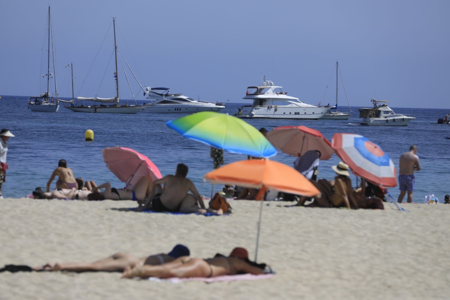 Menschen sonnen sich am Strand von Magaluf.