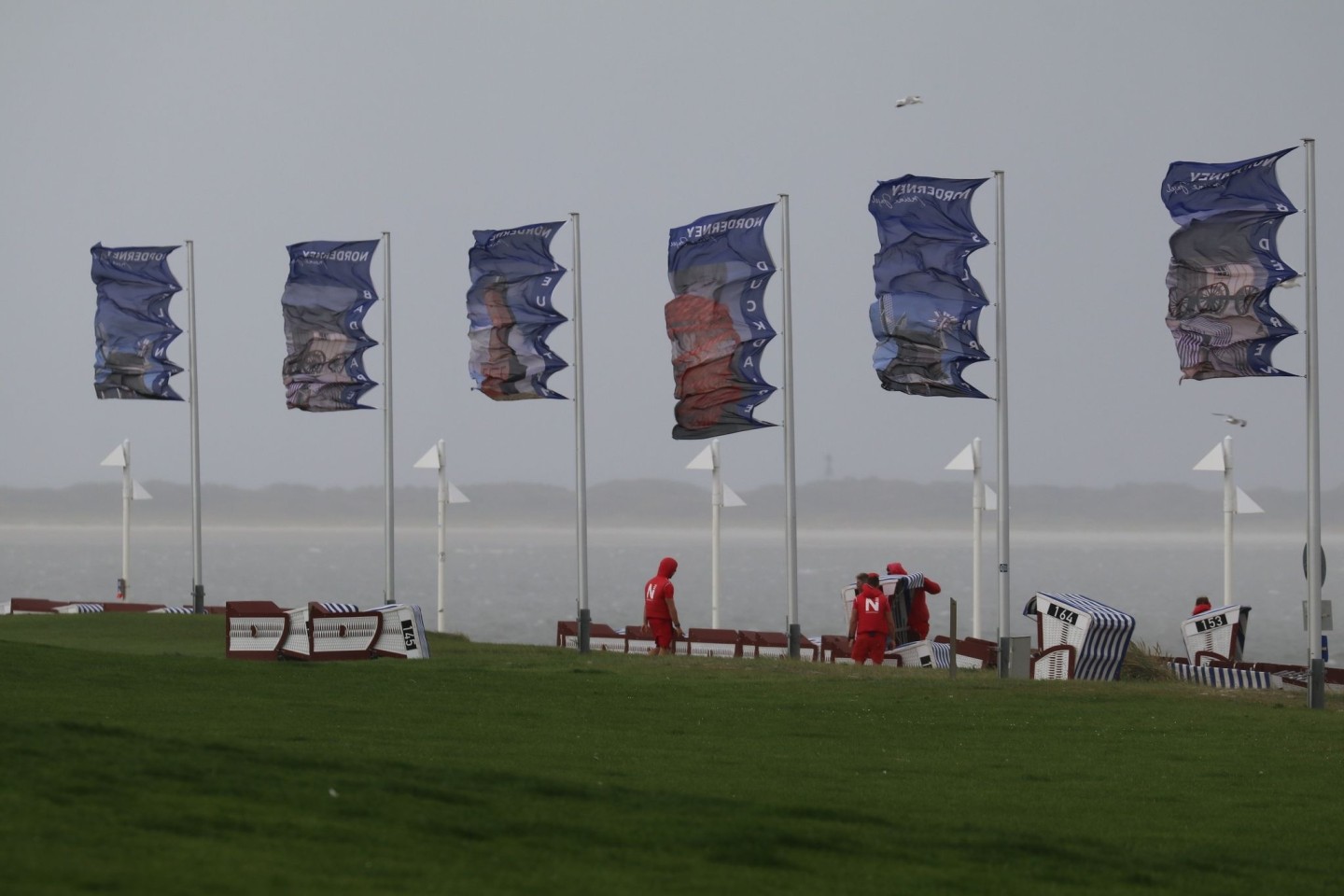 Bei starkem Nordwestwind wehen Fahnen an der Kaiserwiese auf der ostfriesischen Insel Norderney.