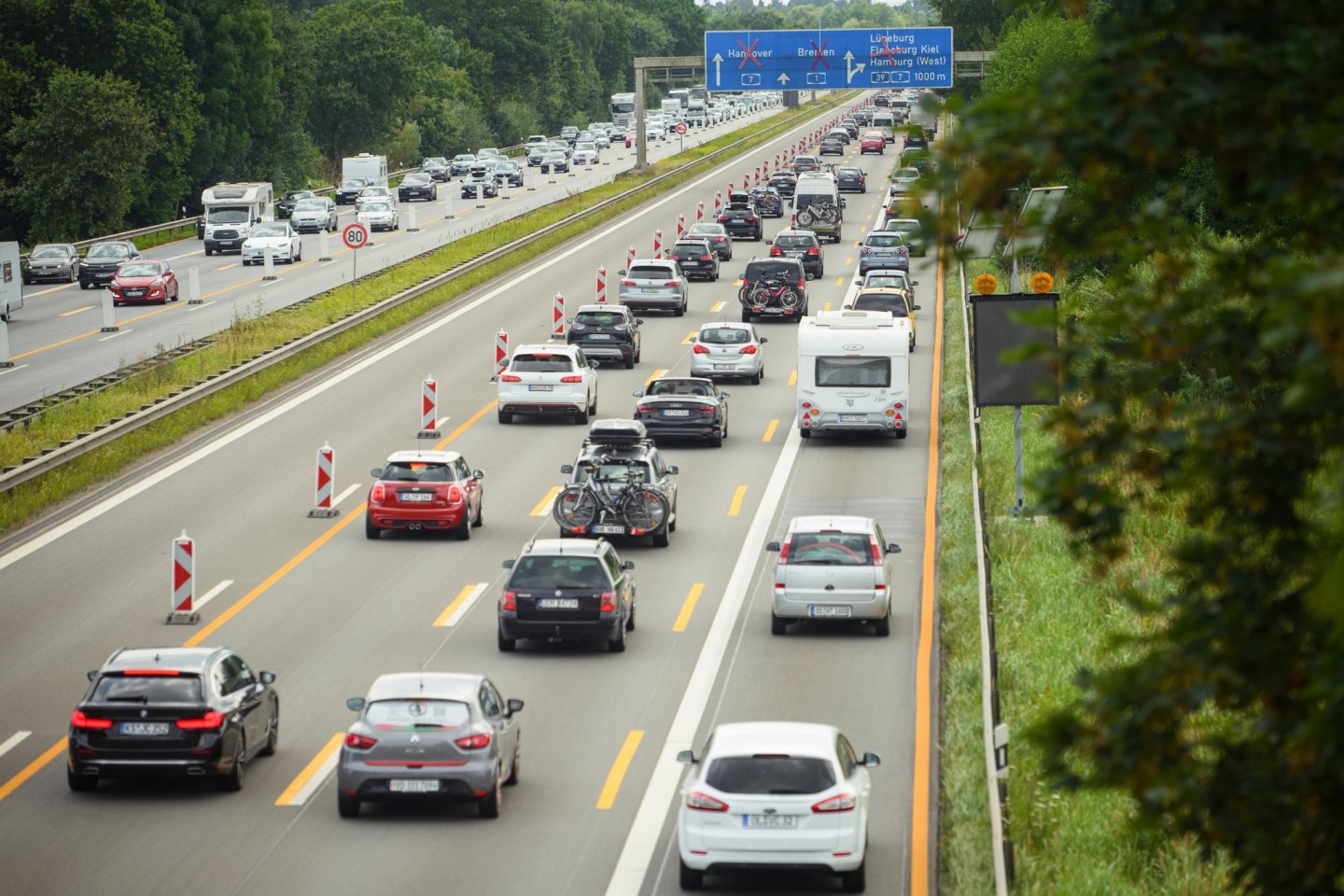 Reisende brauchten am Wochenende viel Geduld. Deutschlandweit waren die Straßen voll.