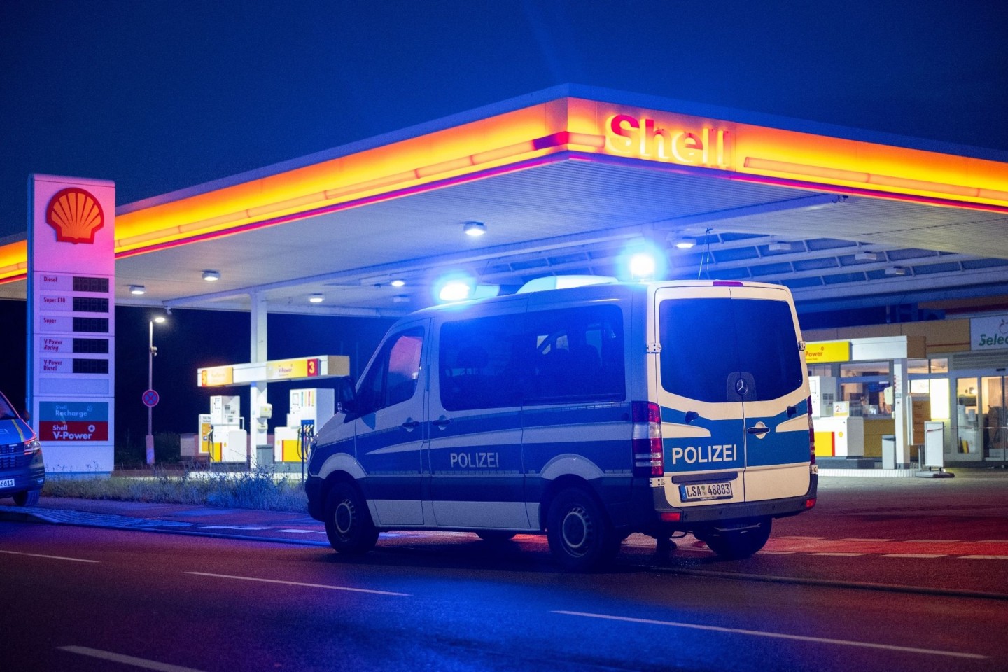 Die Polizei sichert den Tatort an einer Tankstelle in Merseburg.