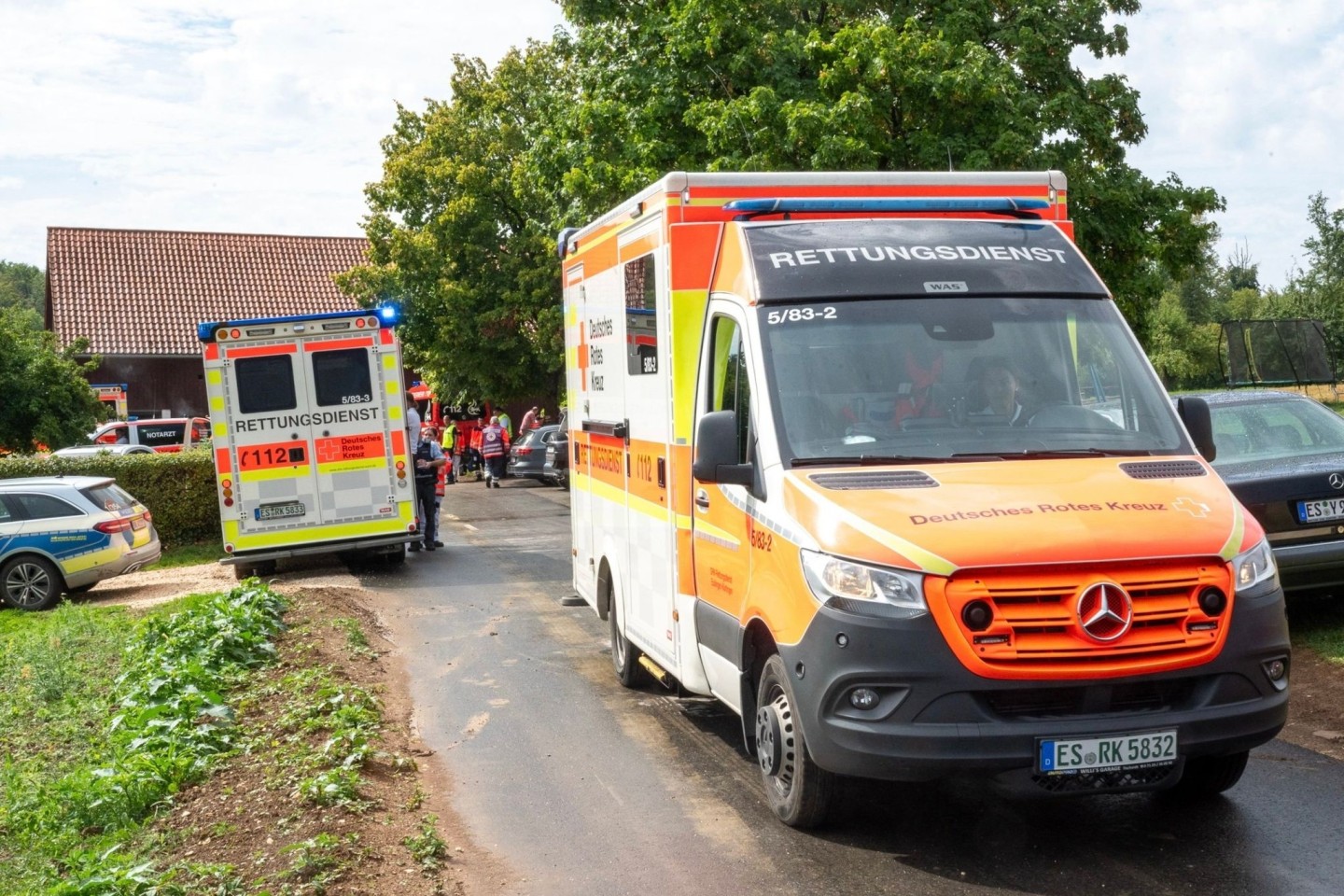 Rettungsdienste nahe der Unglücksstelle. in Unterensingen.