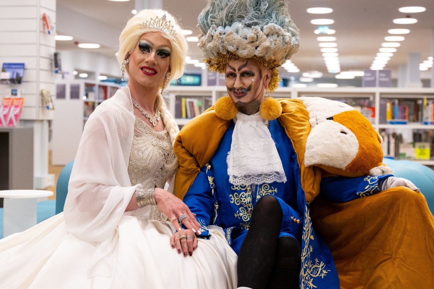 Drag King Eric BigClit (r.) und Dragqueen Vicky Voyage, aufgenommen nach der Lesung in der Stadtteilbibliothek.