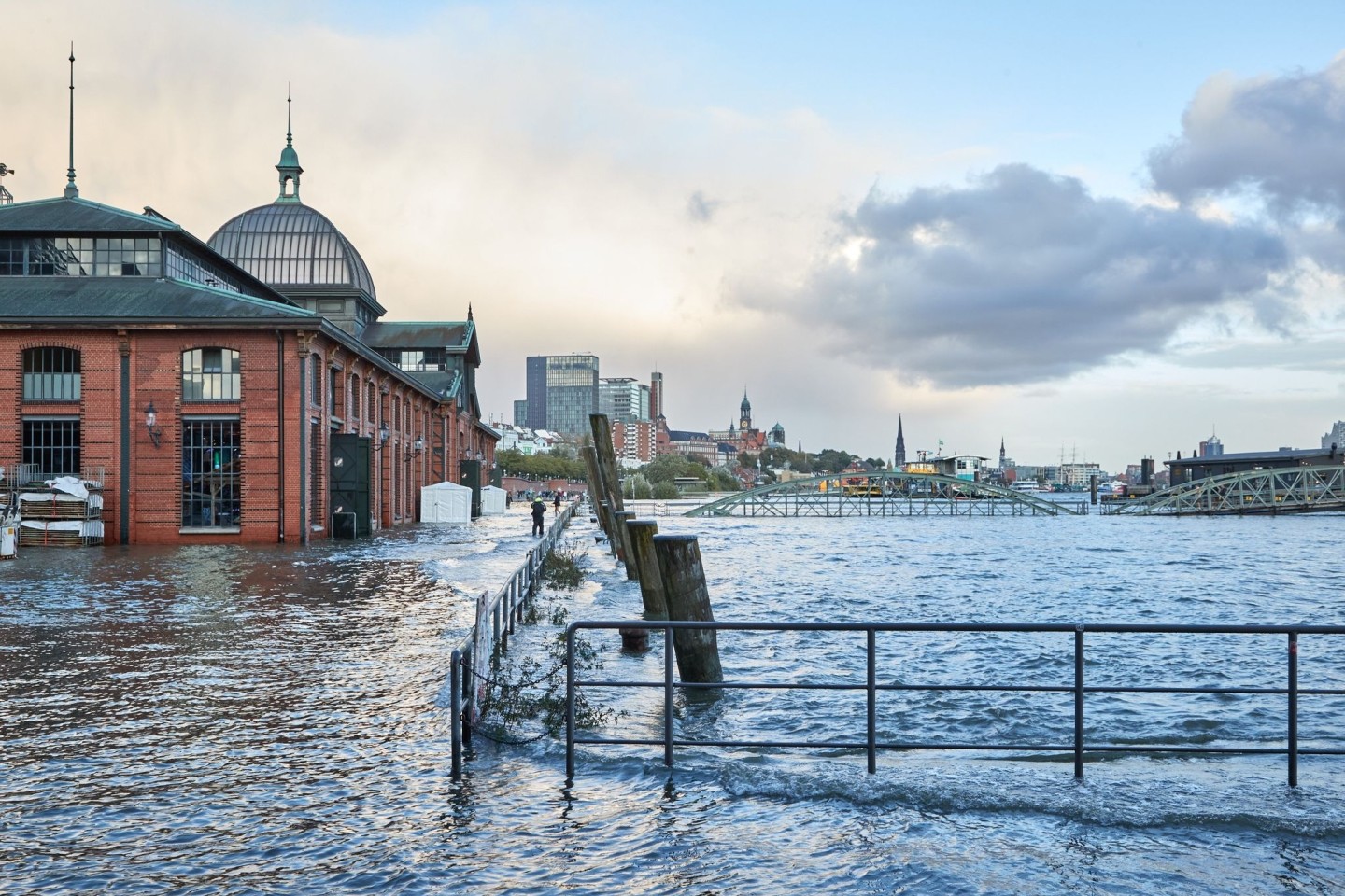 Der Hambuger Fischmarkt mit der Fischauktionshalle steht teilweise unter Wasser.