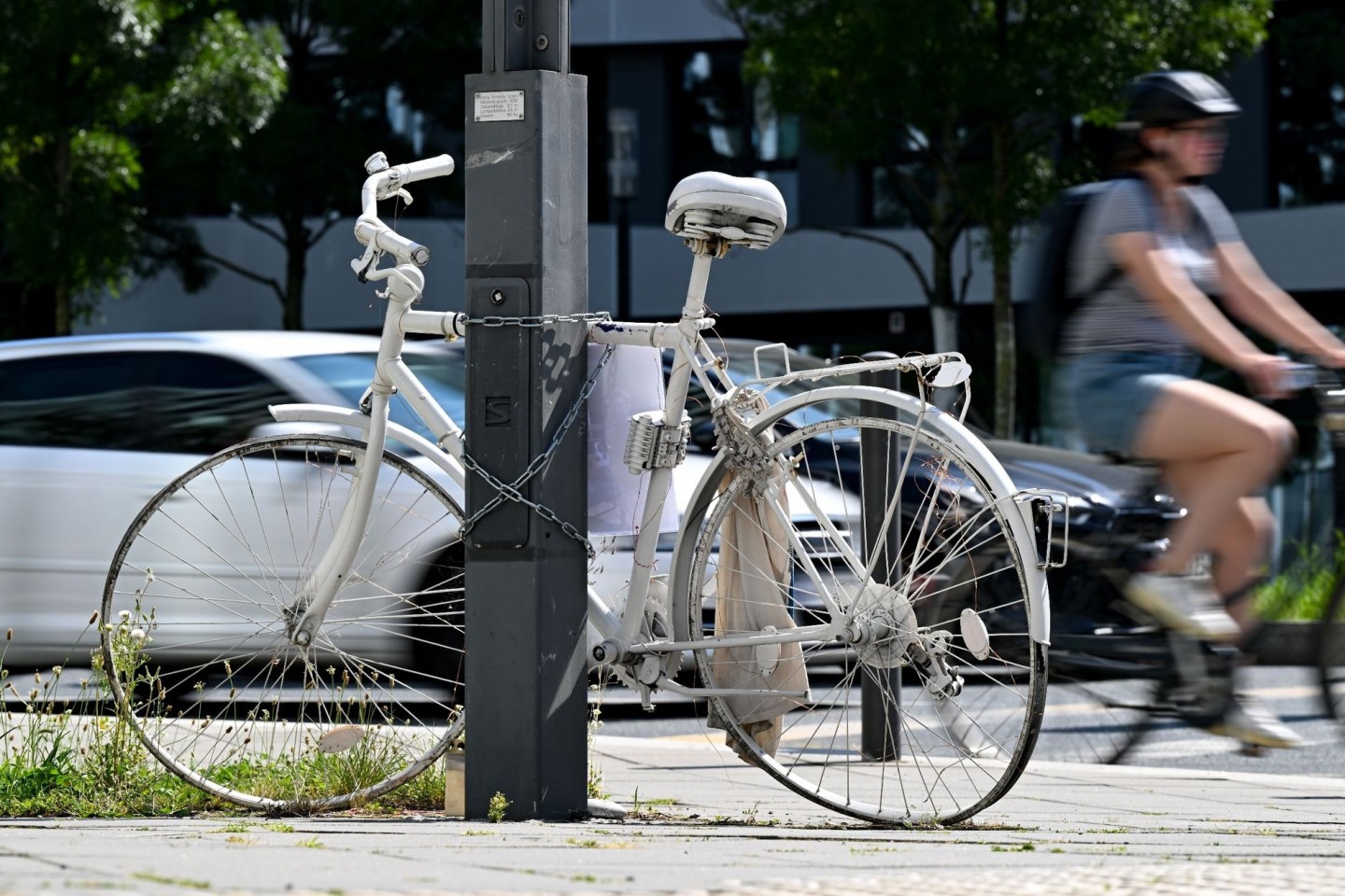 Ein Ghost-Bike erinnert in Frankfurt an einen Unfall, bei dem ein 34-Jähriger von einem Lastwagenfahrer erfasst und tödlich verletzt wurde.