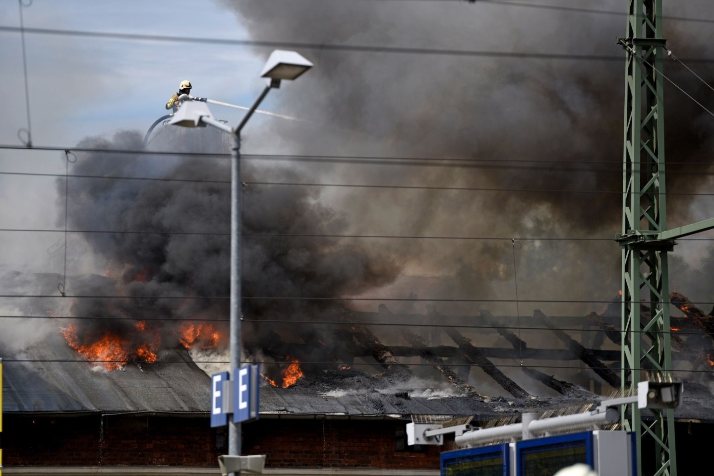 Feuer und Qualm auf dem Gelände vom Schweriner Bahnhof.