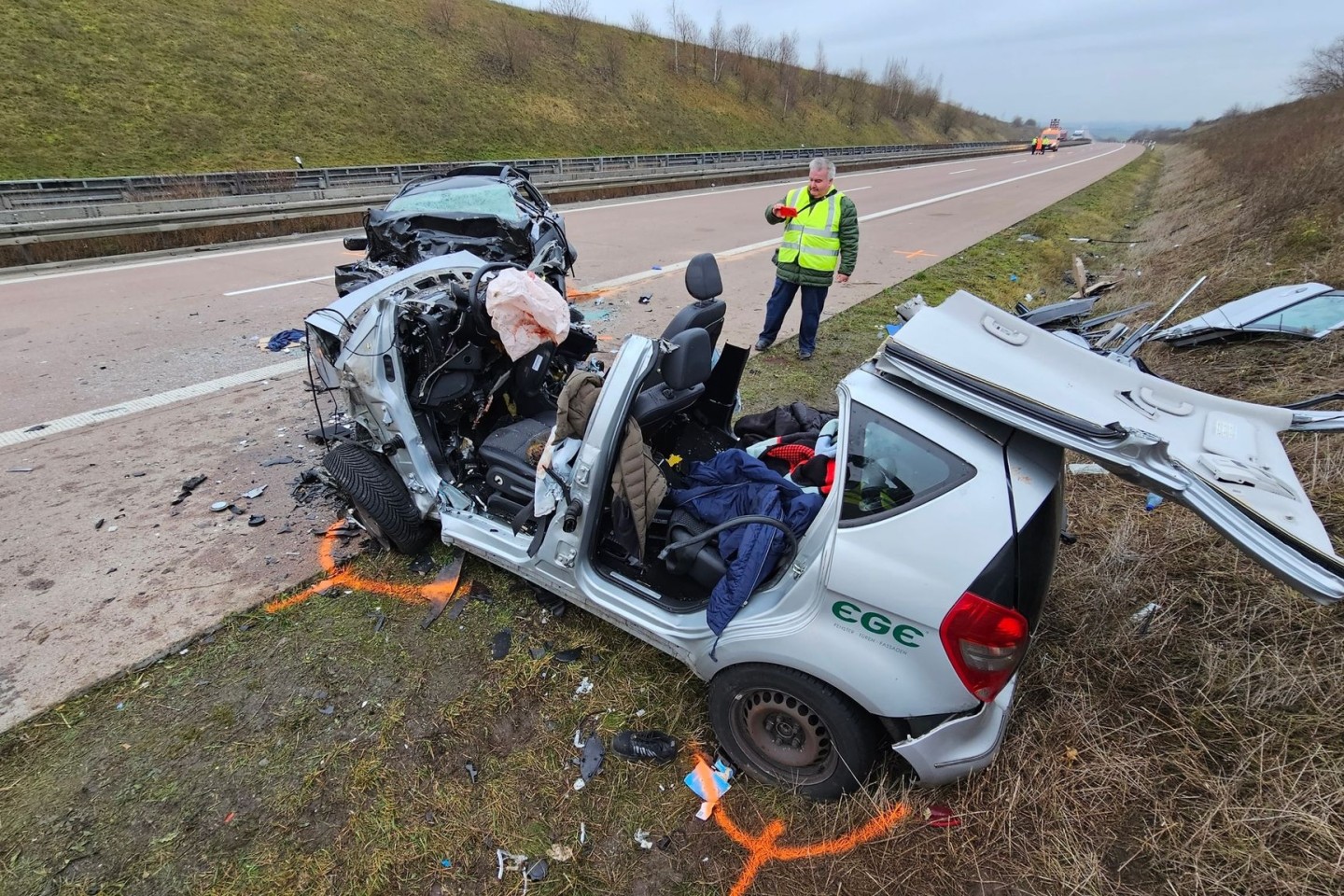 Zerstörte Fahrzeuge stehen auf der Autobahn A38 nach dem Geisterfahrerunfall mit mehreren Toten.