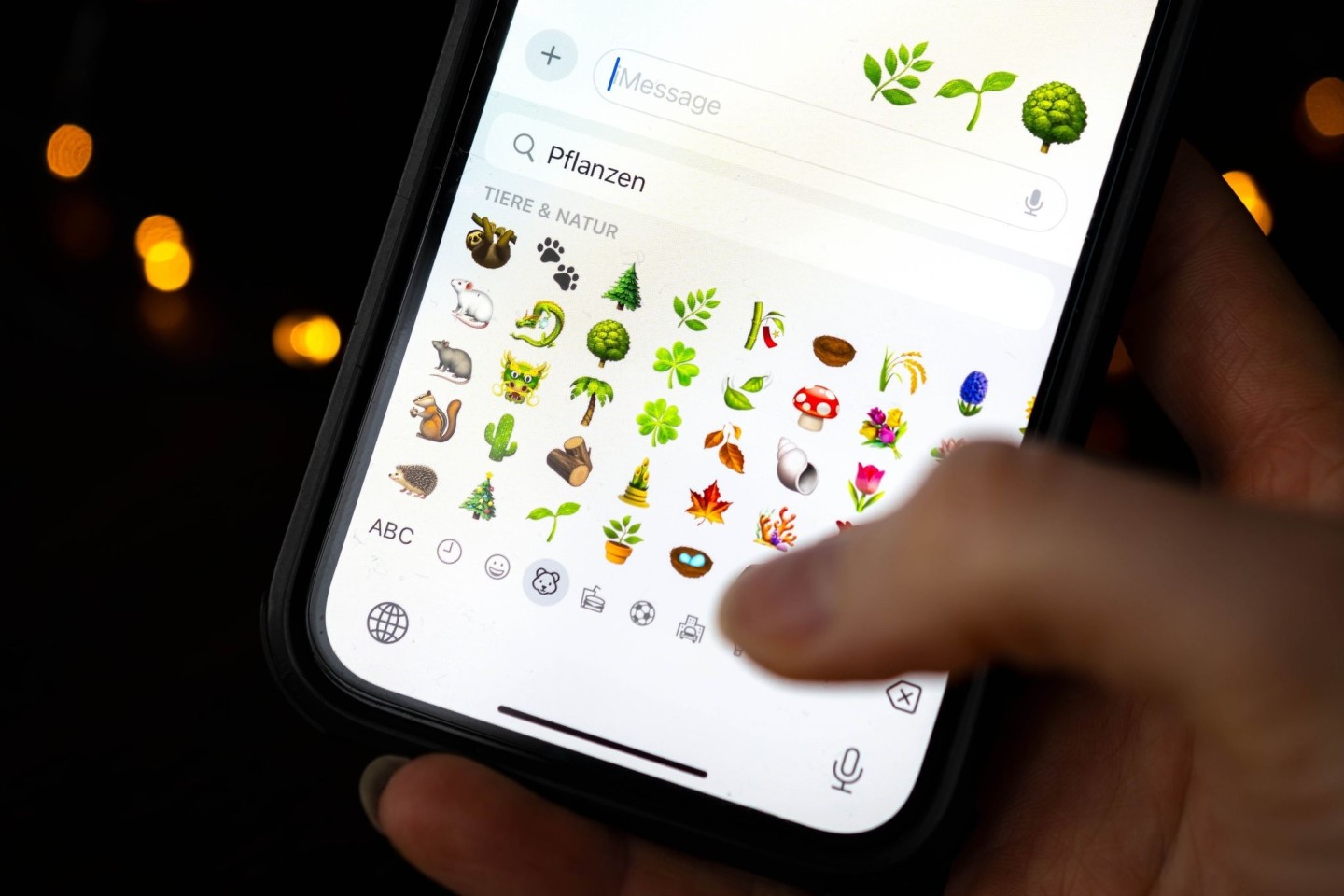 Forschende kritisieren bei Natur-Emojis eine unausgewogene Auswahl.