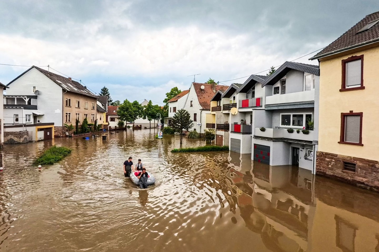 Einsatzkräfte der Freiwilligen Feuerwehr von Kleinblittersdorf sind mit dem Schlauchboot unterwegs.