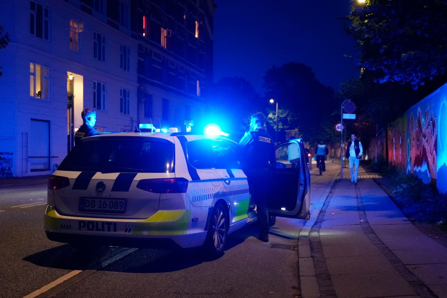 Polizisten treffen am Tatort ein, nachdem in der Kopenhagener Freistadt Christiania Schüsse gefallen waren.