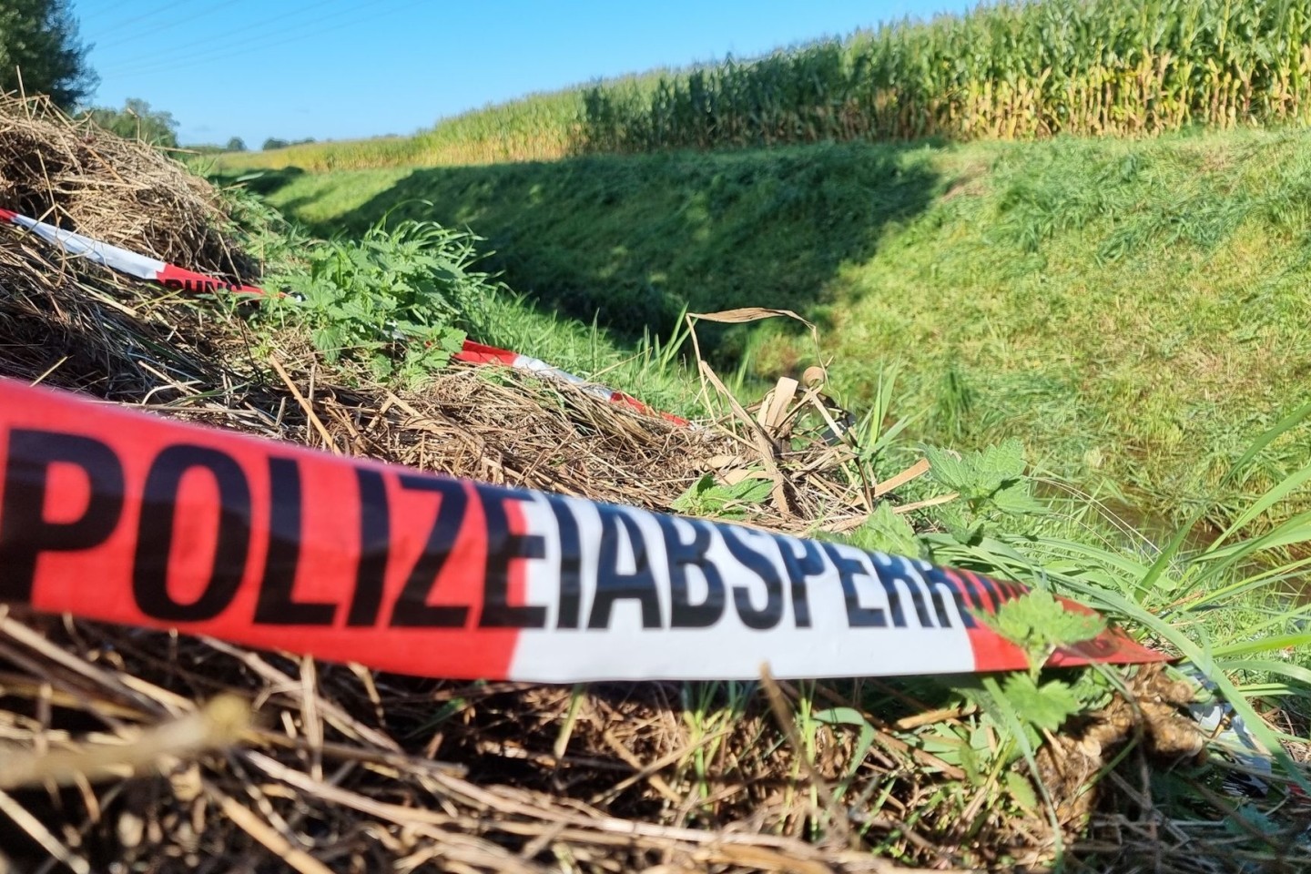 Absperrband der Polizei am Tatort im niedersächsischen Barenburg im Landkreis Diepholz.