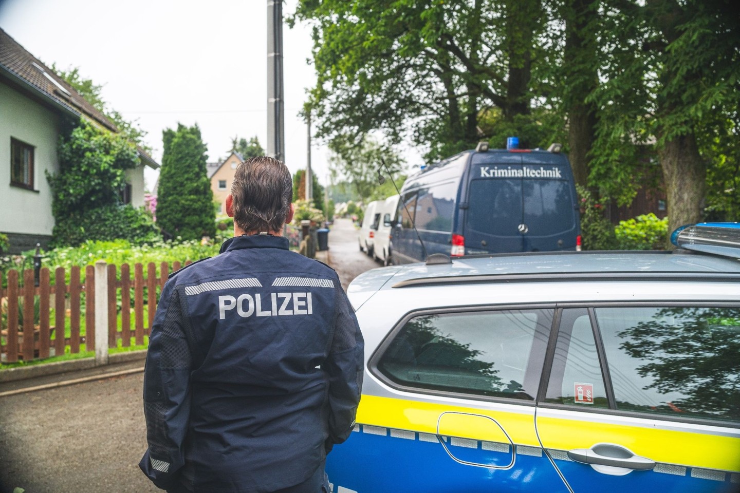 Polizeibeamte in der Nähe des Tatorts in Tirpersdorf.