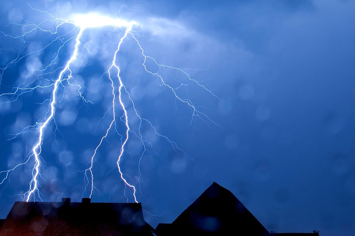 Ein Blitz schlägt ein in Nordrhein-Westfalen.