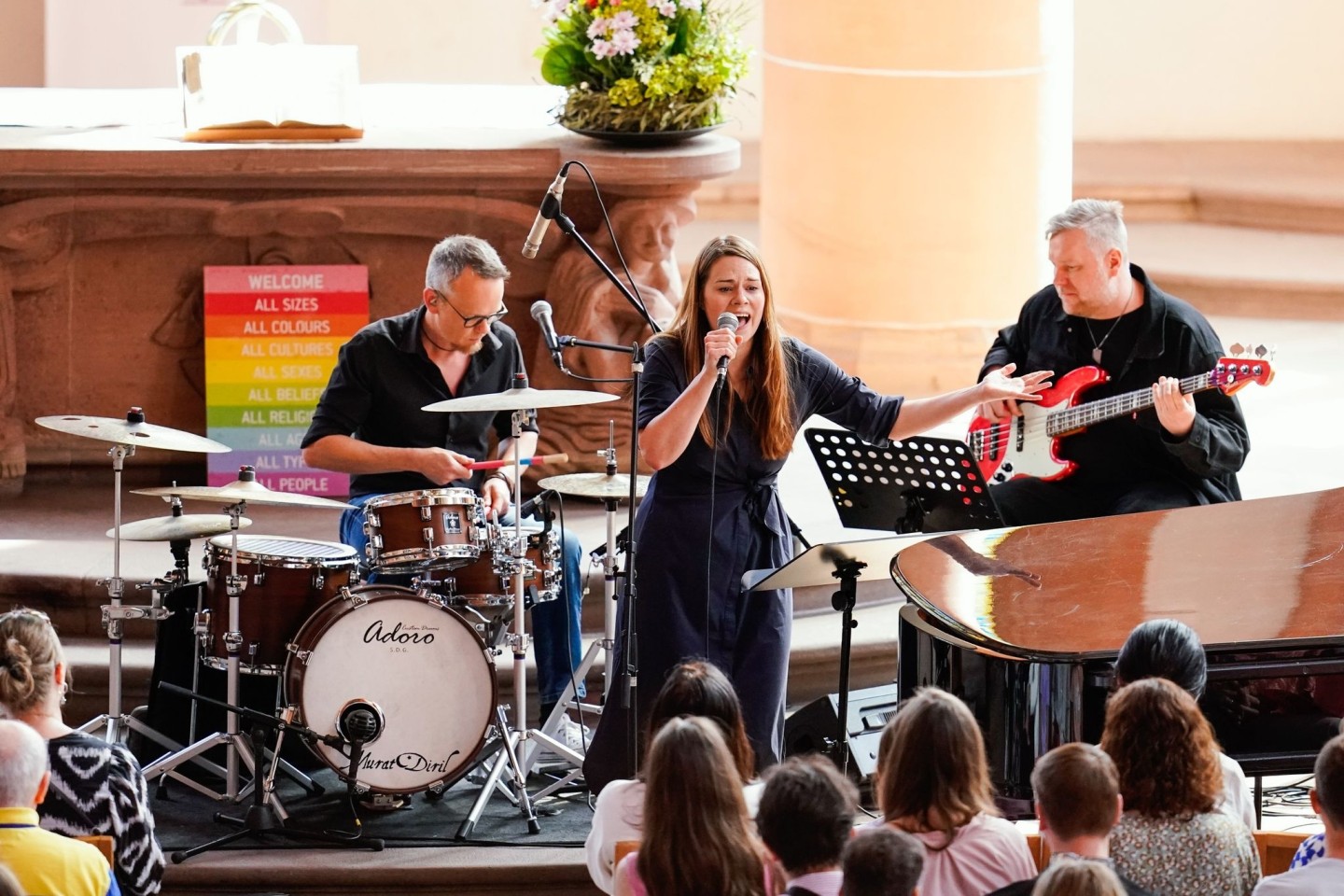 Sängerin Tine Wiechmann covert Taylor-Swift-Songs in der Kirche.