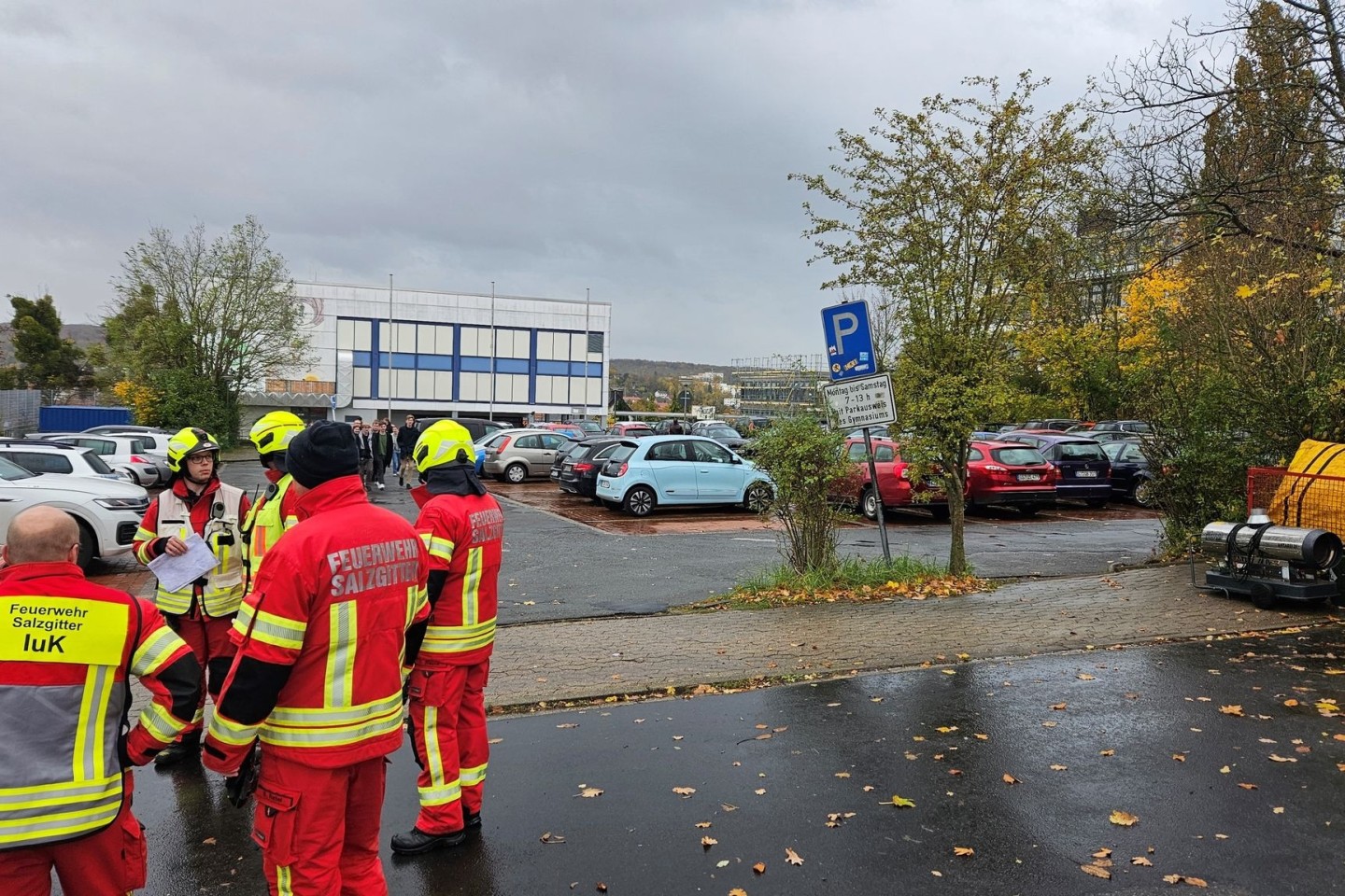 Eine Person, die eine Schusswaffe getragen haben soll, hat einen Polizeieinsatz an einem Gymnasium in Salzgitter ausgelöst.