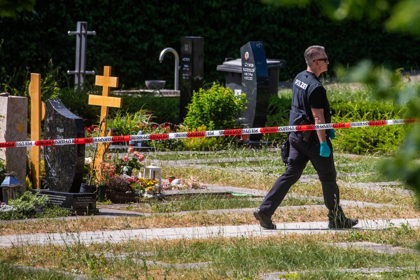 Die Polizei am Tatort auf einem Friedhof in Altbach.