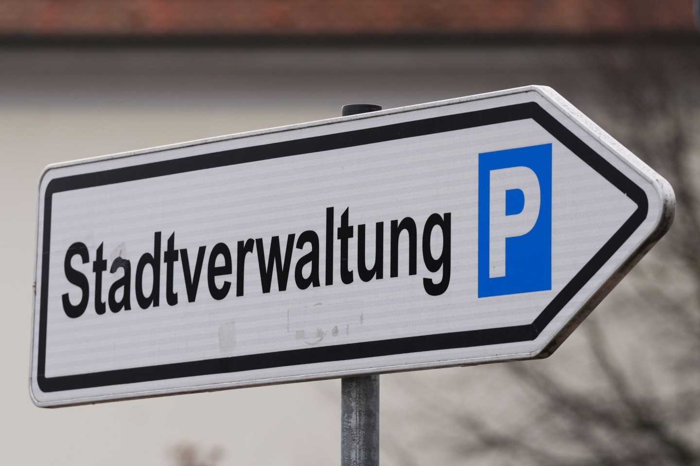 Ein Schild weist den Weg zum Parkplatz der Stadtverwaltung.