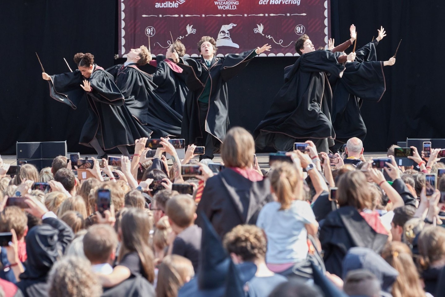 Darsteller führen auf der Bühne am Hamburger Rathaus einen Tanz aus dem Musical «Harry Potter und das verwunschene Kind» auf.