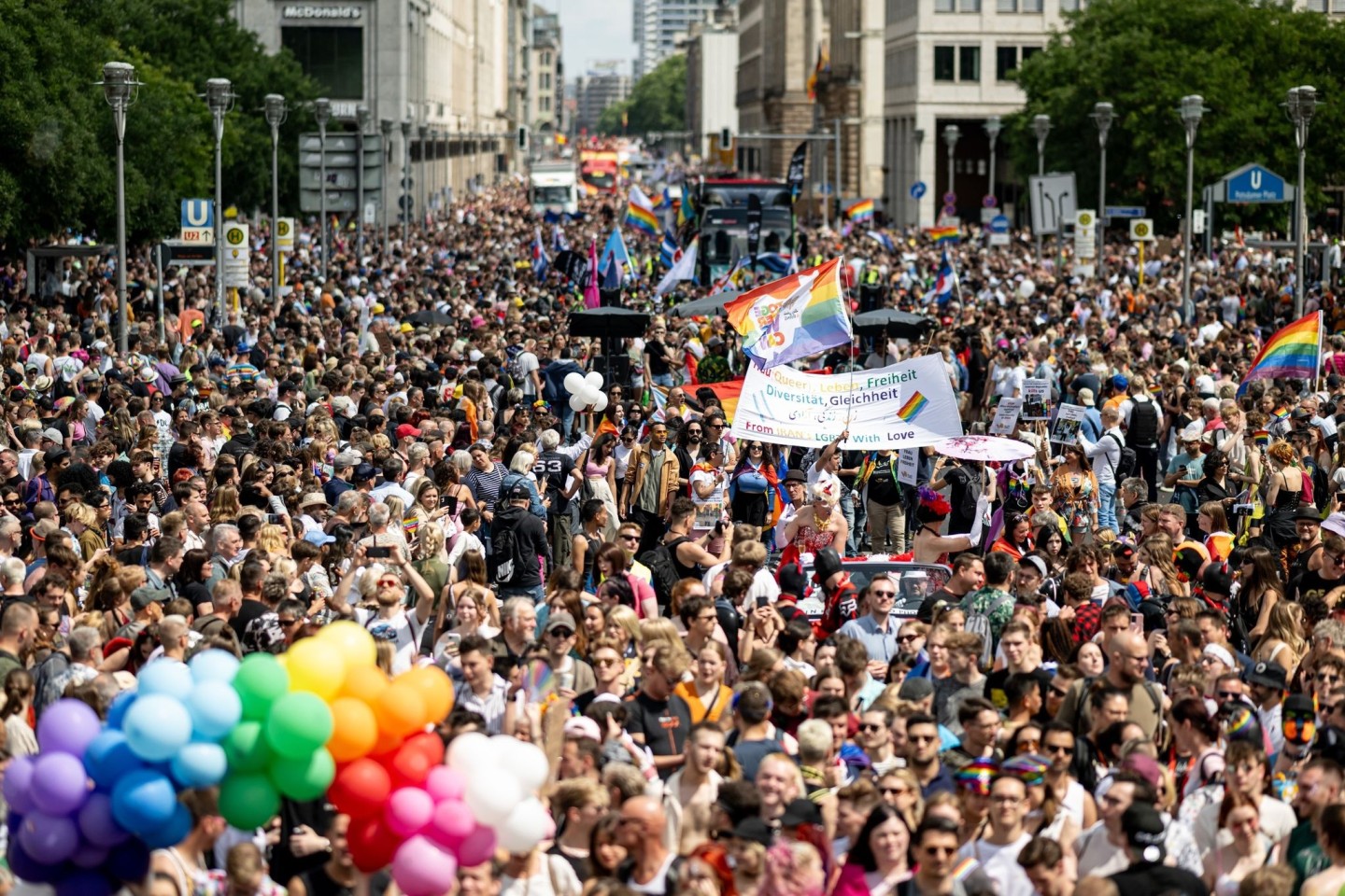 Bunt, schrill und ausgelassen - so präsentiert sich die Parade zum Christopher Street Day (CSD) in Berlin.