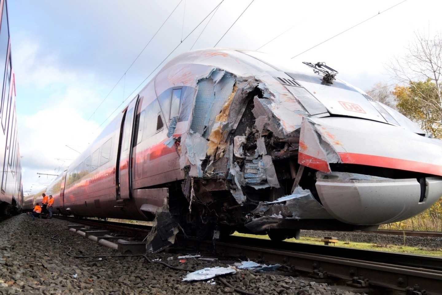 Stark beschädigt stehen ein ICE und eine Regionalbahn auf der Strecke zwischen Hamburg und Bremen.