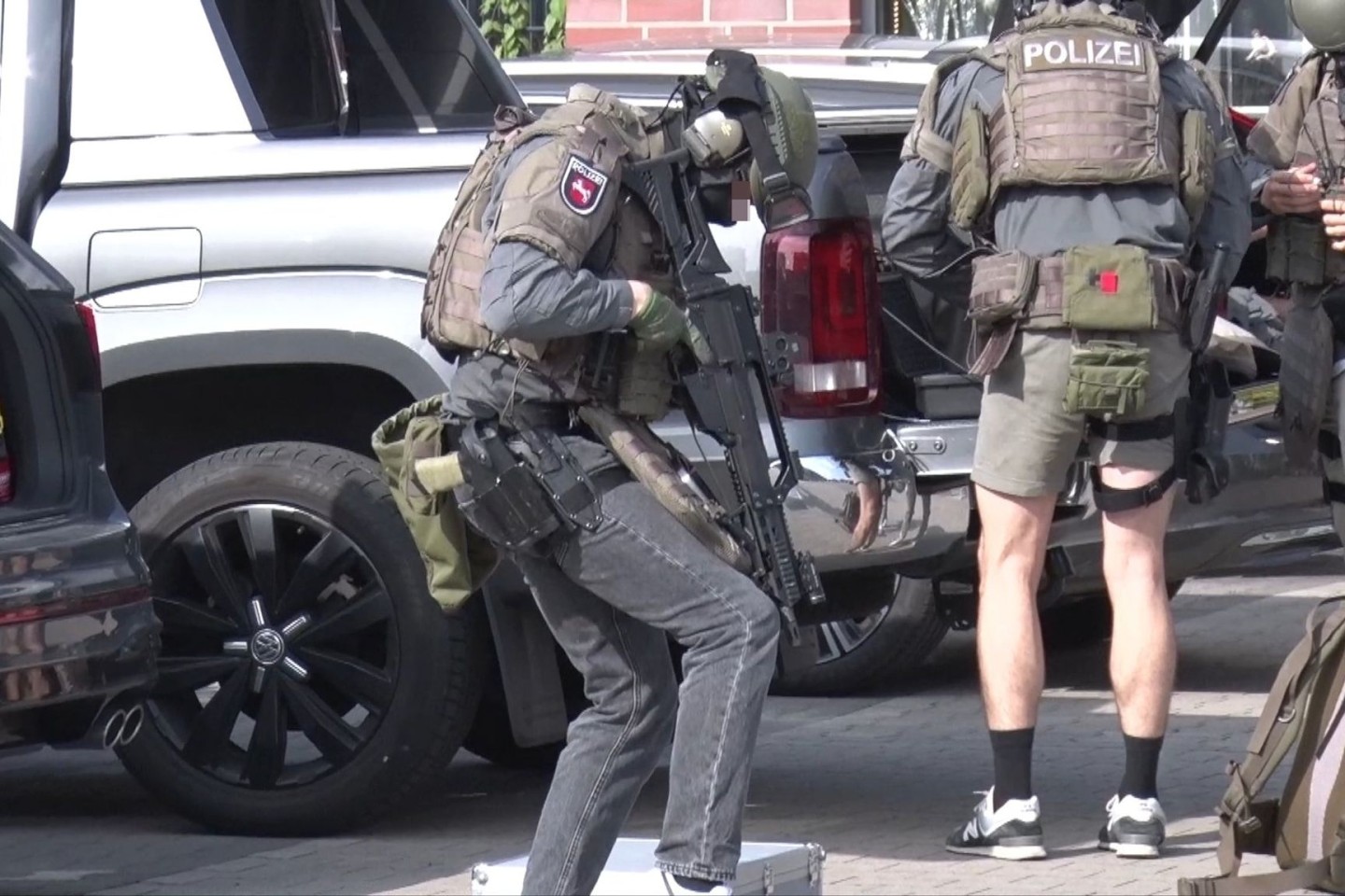 Schwer bewaffnete Einsatzkräfte an einer Osnabrücker Schule.