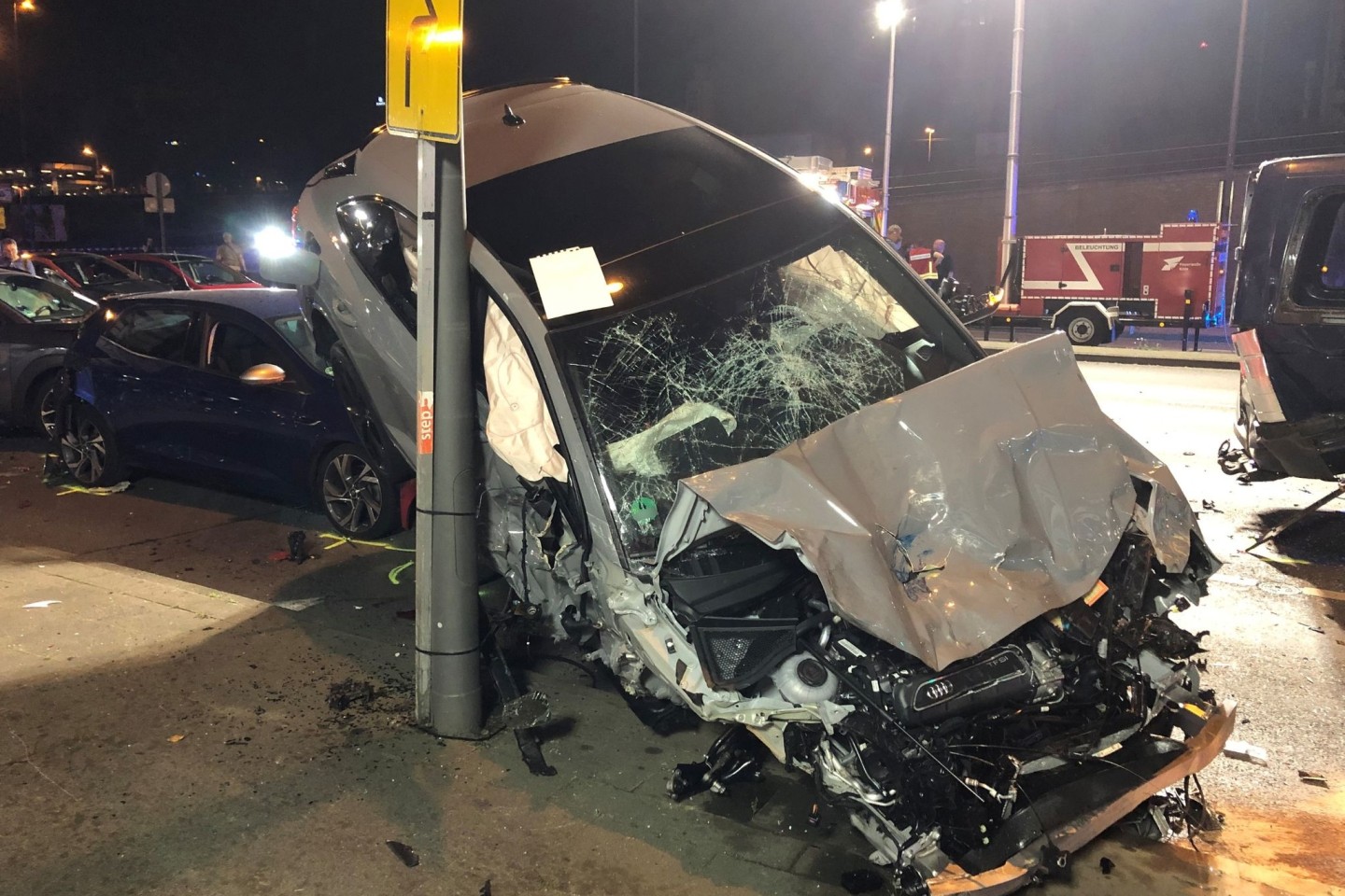 Unfallfahrzeuge türmen sich in der Innenstadt von Köln.