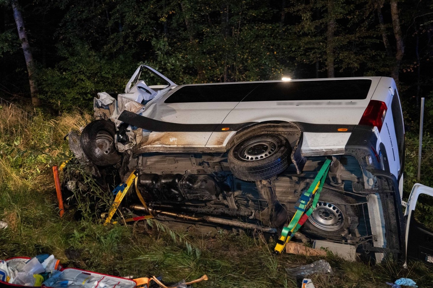 Der Kleintransporter ist mit einem anderen Auto in Oberbayern kollidiert.