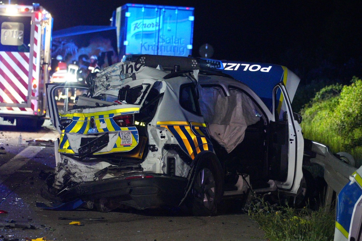 Ein Laster ist in der Nacht auf der Autobahn A9 in eine Unfallstelle gefahren - ein Mensch ist dabei gestorben.