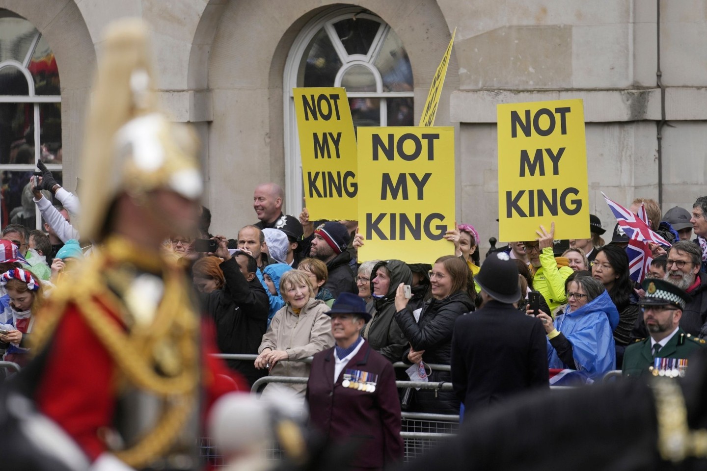 Anti-Monarchisten protestieren am Krönungstag in London.