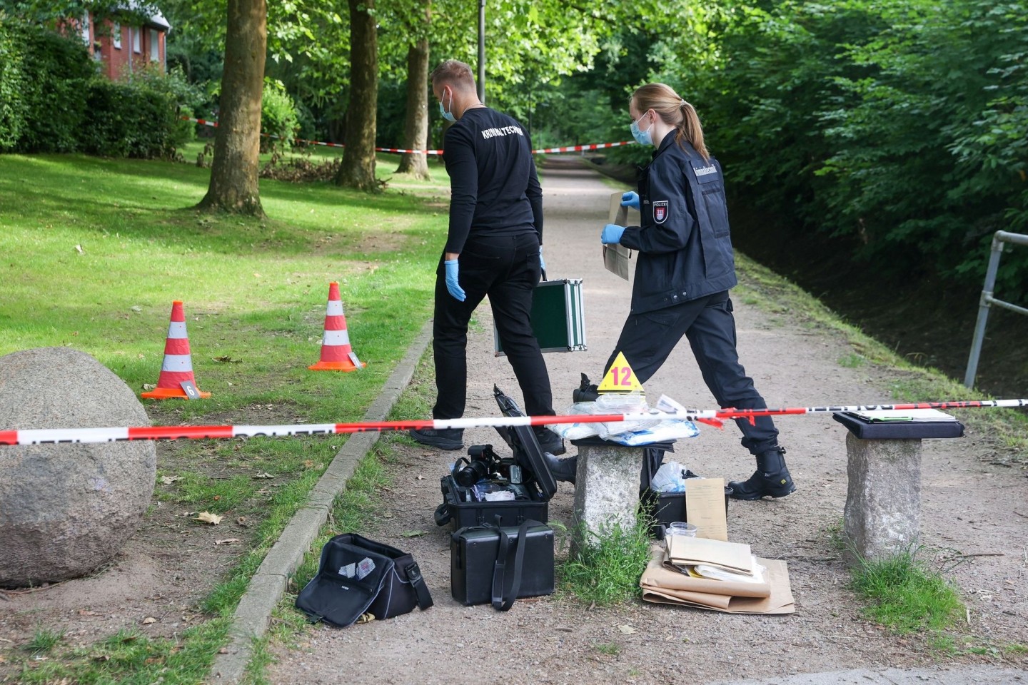 Ermittler sind nach dem SEK-Einsatz in Hamburg im Einsatz.