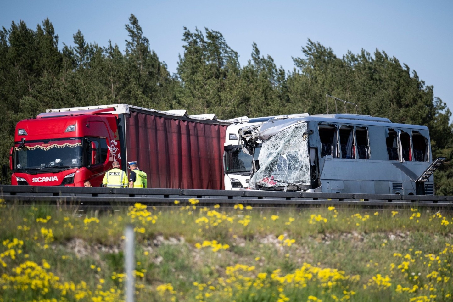 Laut Polizei war ein Gefahrguttransporter auf der Autobahn auf einen vor ihm anhaltenden Lkw aufgefahren. Der Fahrer des Gefahrguttransporters habe noch versucht, nach links auszuweichen und...